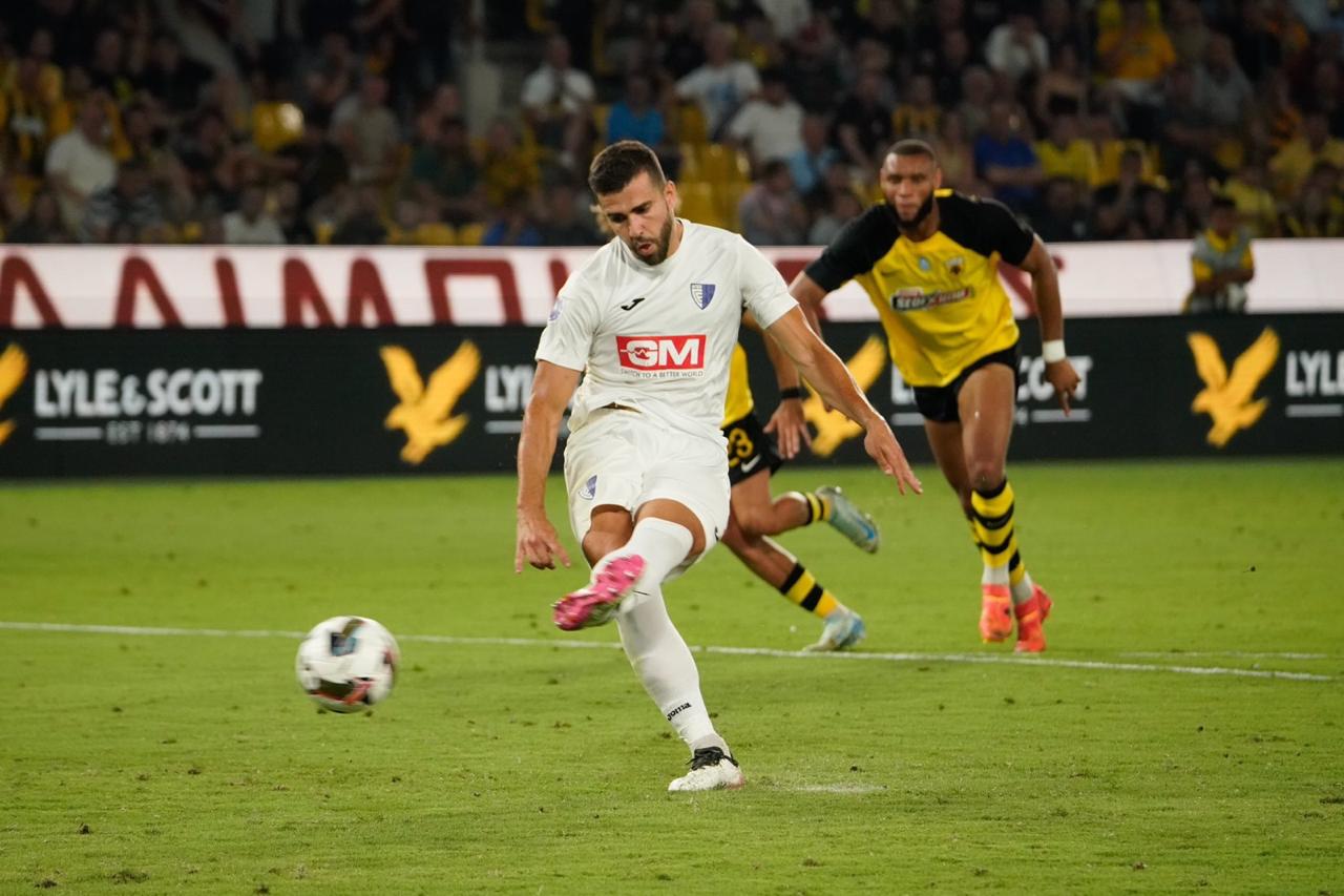 Sascha Andreu, en el moment d'anotar el penal davant l'AEK (4-3).