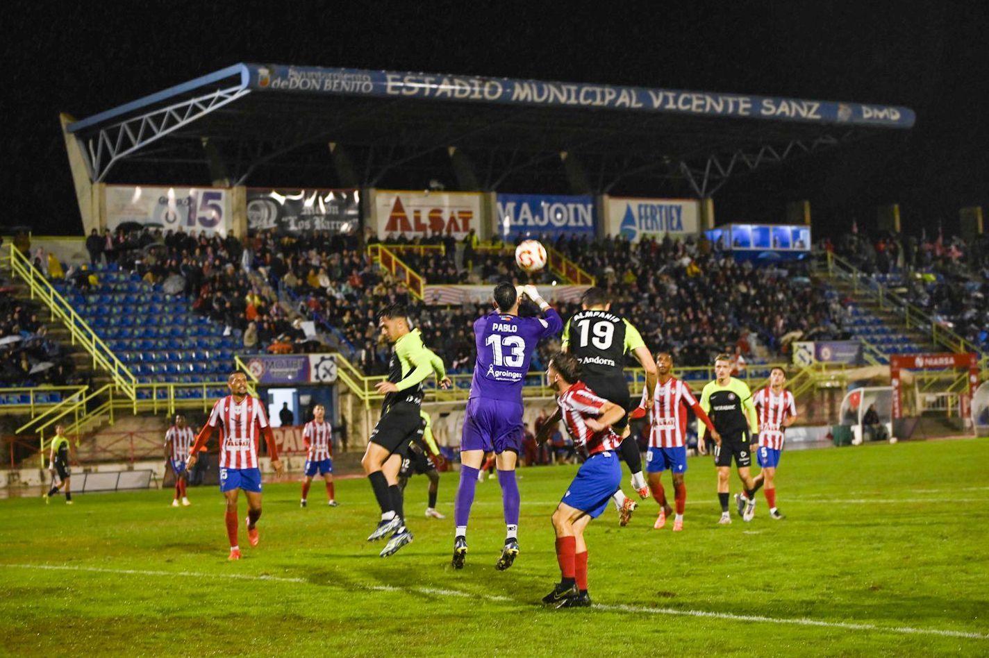 El porter dels locals, Pablo, allunyant el perill a l'estadi Vicente Sanz.