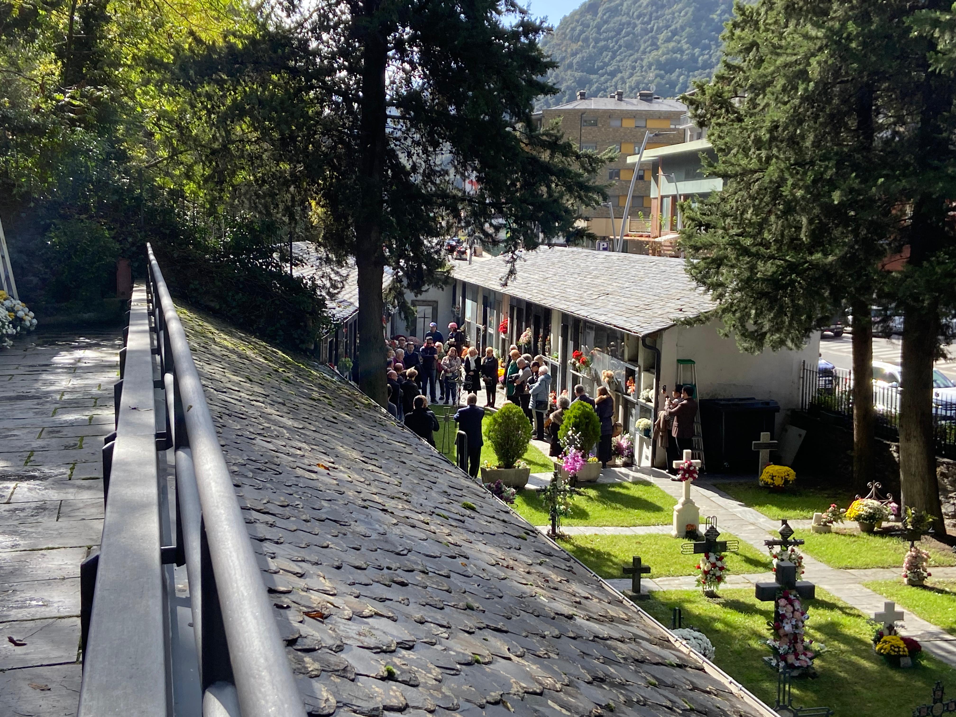 Els ciutadans, escoltant la pregària del copríncep Vives al cementiri de Sant Julià.