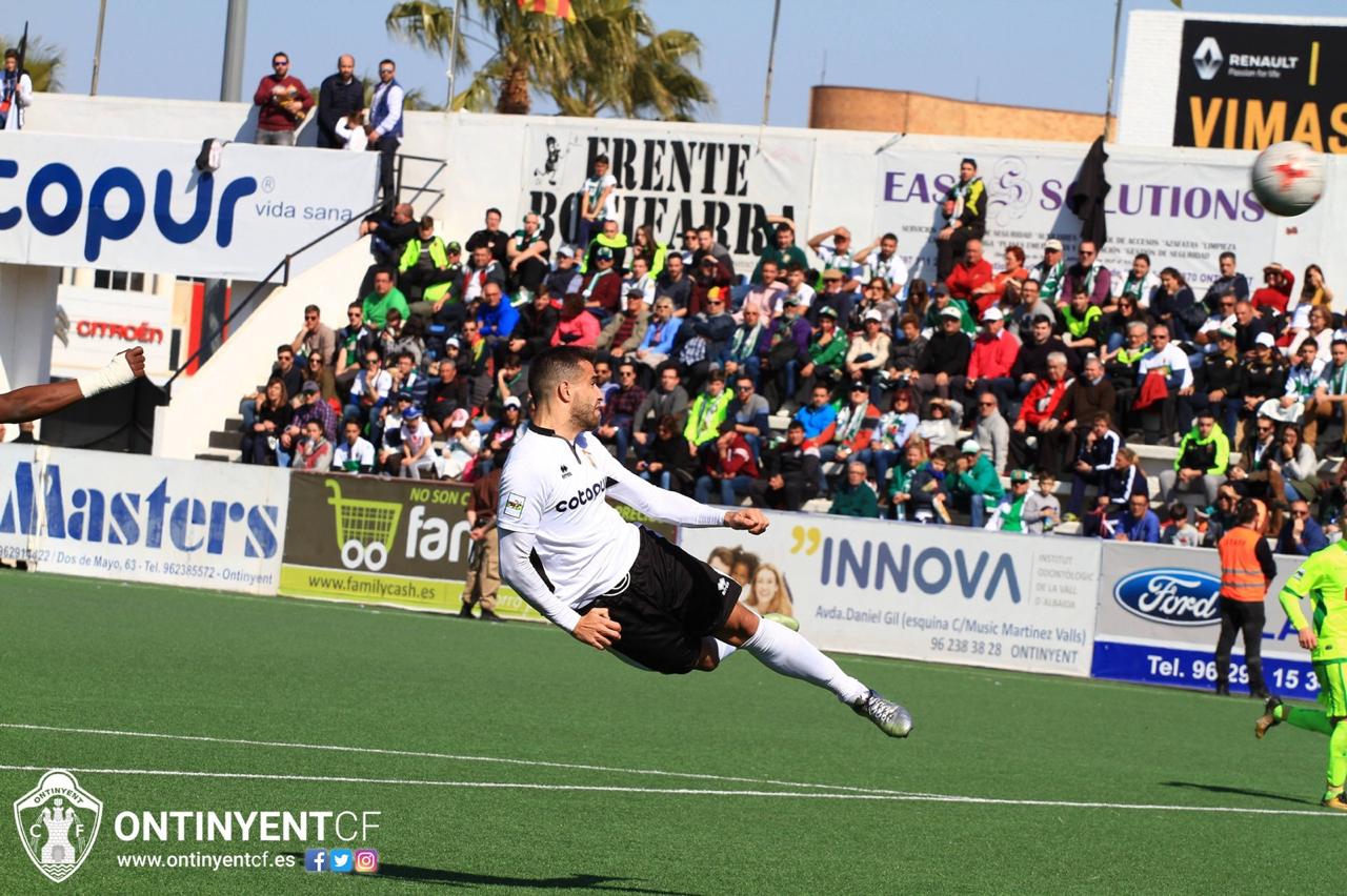 Sascha Andreu, en una rematada acrobàtica quan formava part de l'Ontinyent. 