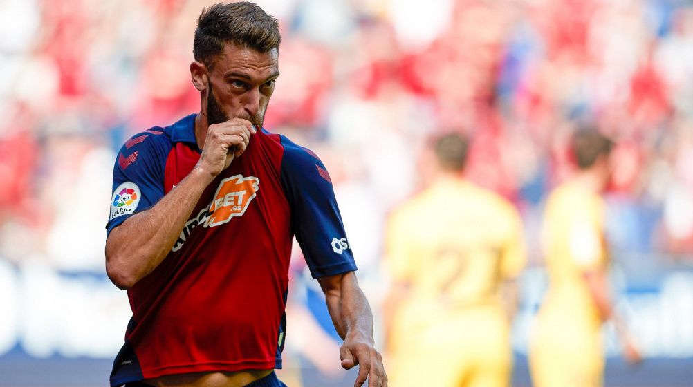 El migcampista, fent un petó a l'escut de l'Osasuna després d'anotar un gol.