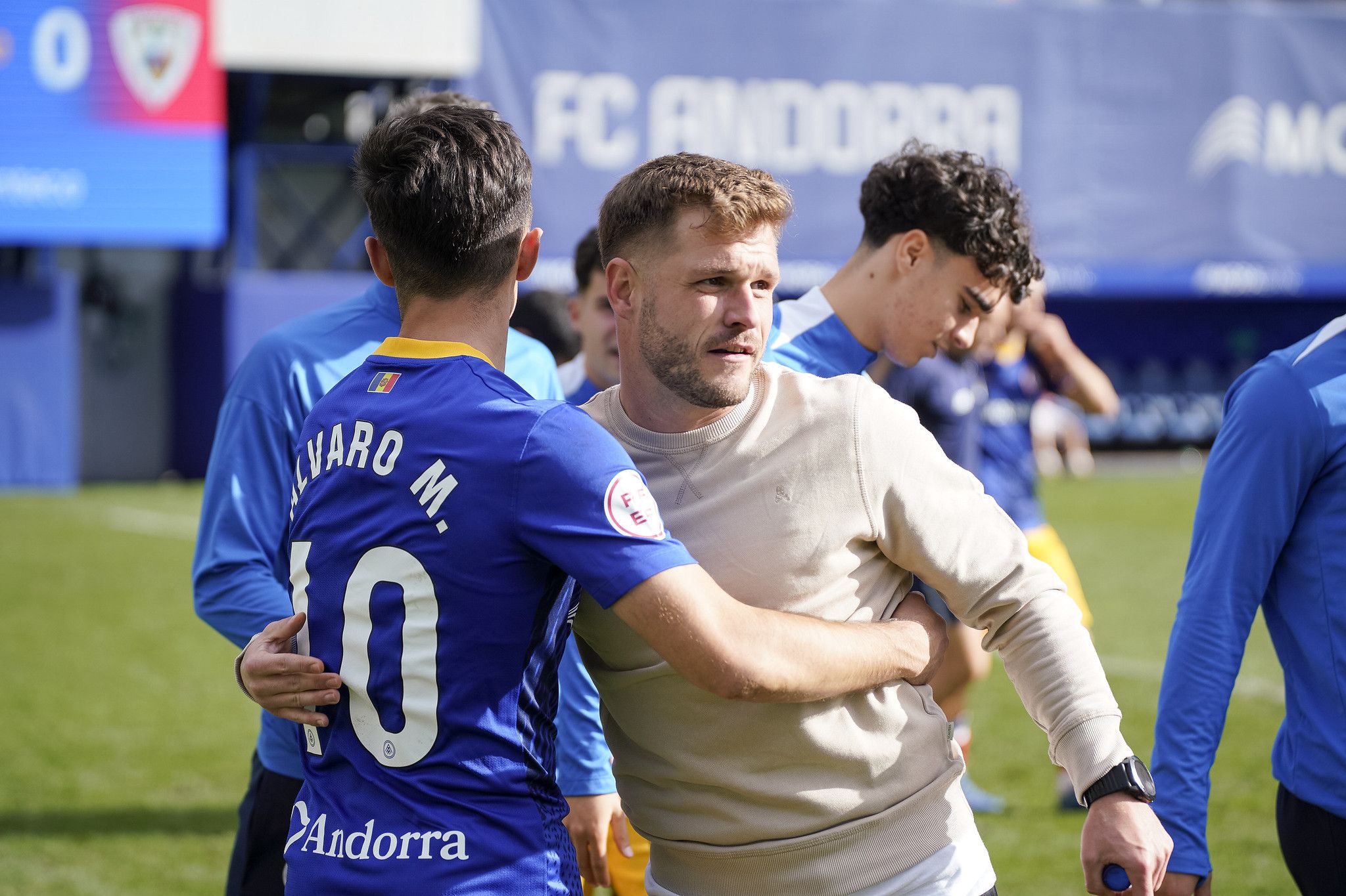 Ferran Costa, felicitant al golejador d'aquest diumenge Álvaro Martín.  