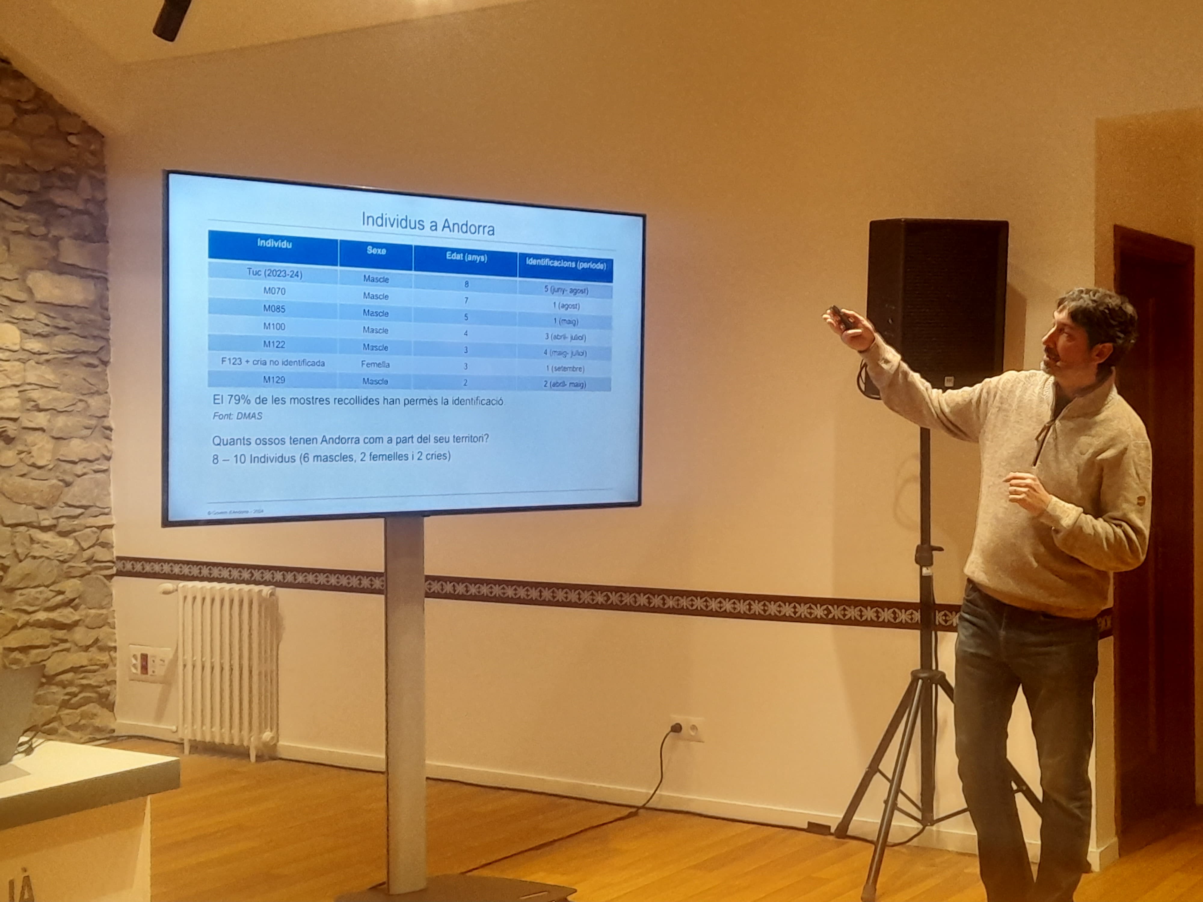 Jordi Solà explicant els exemplars d'os detectats enguany a Andorra.