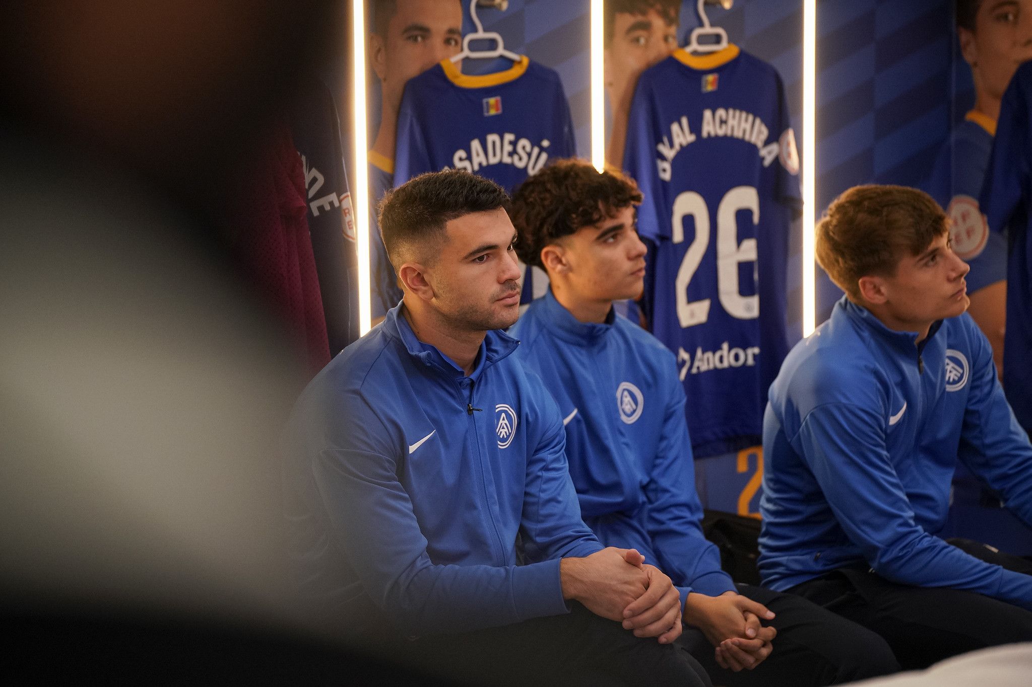 Pau Casadesús, Bilal I Iván Rodríguez, al vestuari de l'FC Andorra abans del duel contra el Barakaldo.