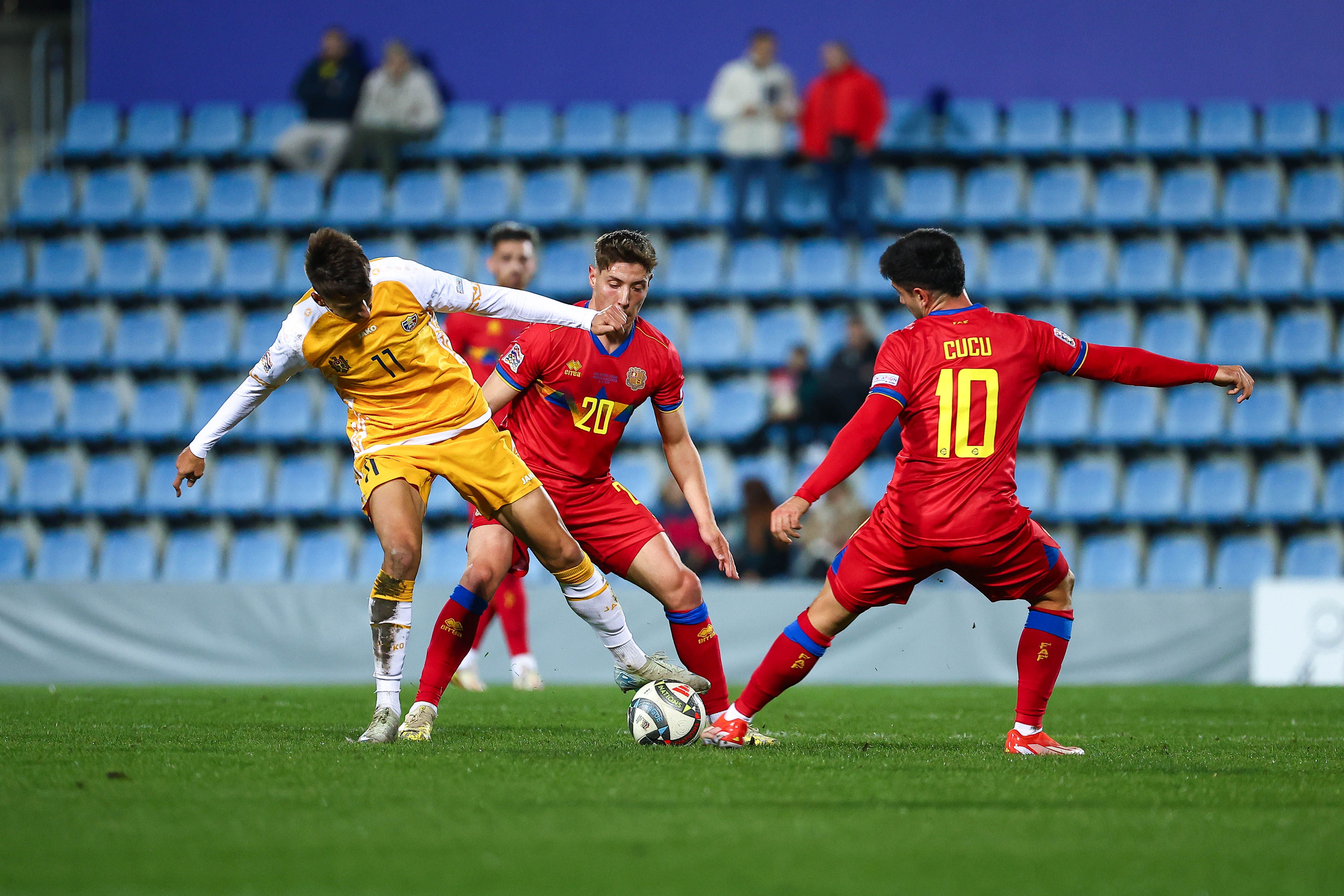 'Cucu' lluitant una pilota dividida contra un jugador de Moldàvia.