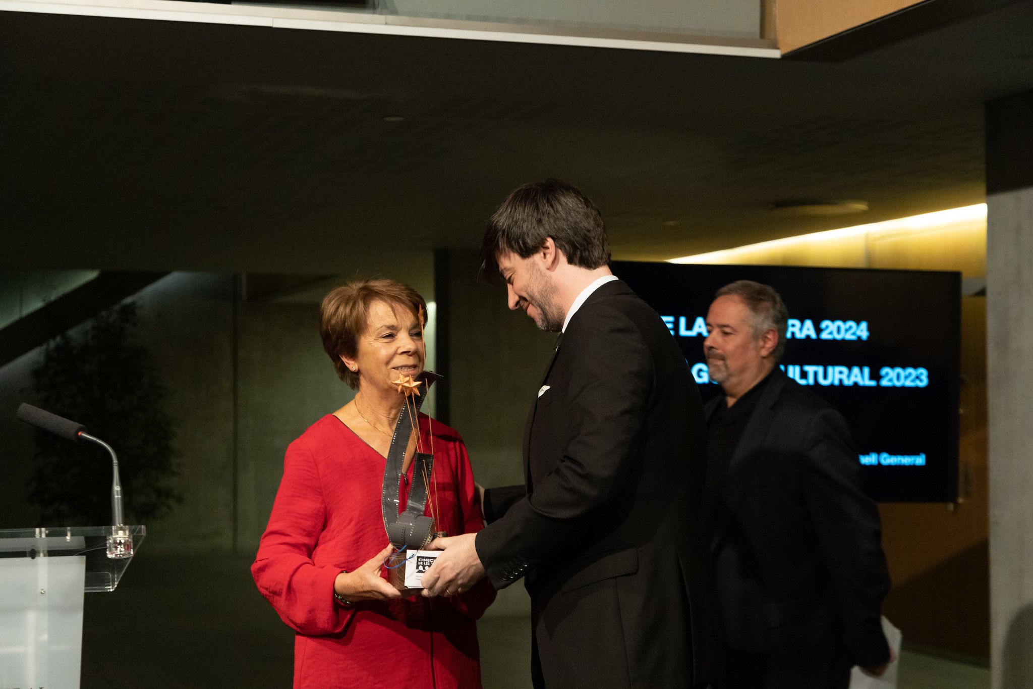 Maria Pilar Gispert, la presidenta de l'Orfeó Andorrà, rebent el premi a mans del síndic.