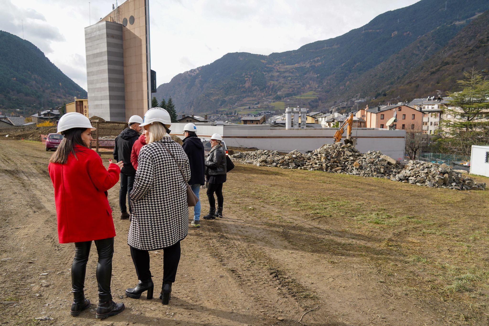 Els cònsols d’Encamp visiten les obres de construcció del nou casal de la gent gran.