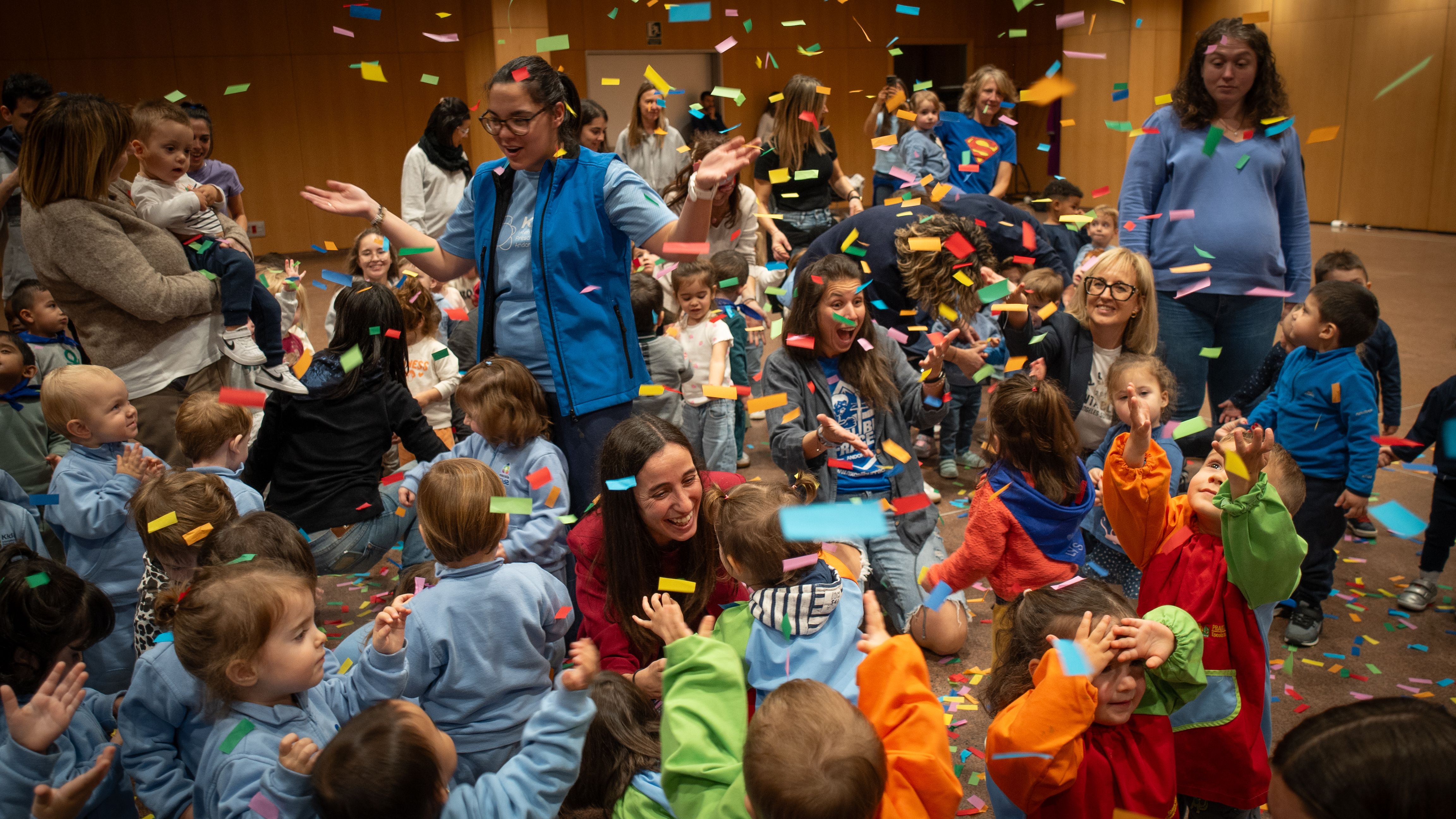 Més de 400 infants celebren el Dia internacional de la infància a Andorra la Vella amb música i teatre.