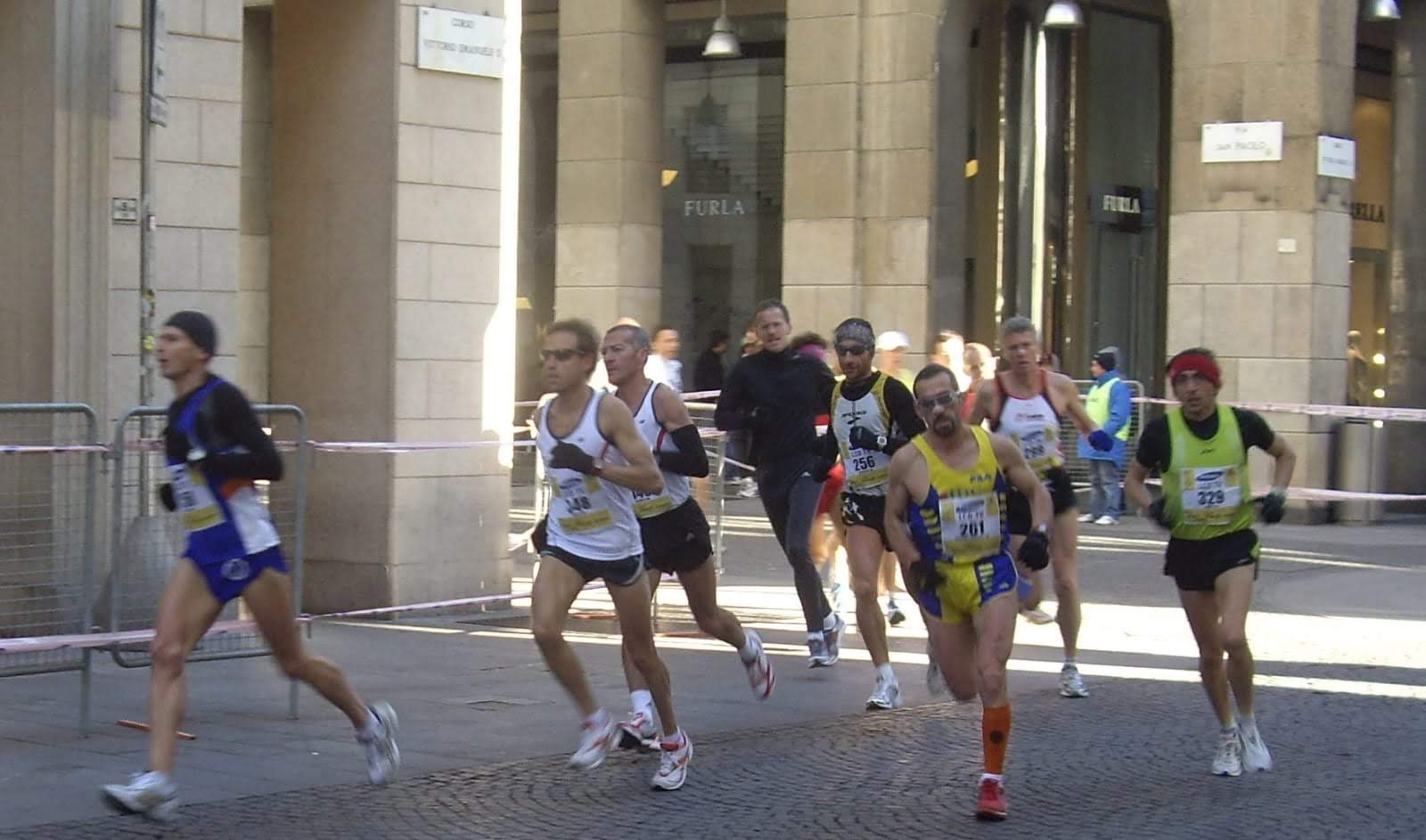 Toscano, a la marató de Milà, fent de llebre a l'andorrà Jordi Royo.