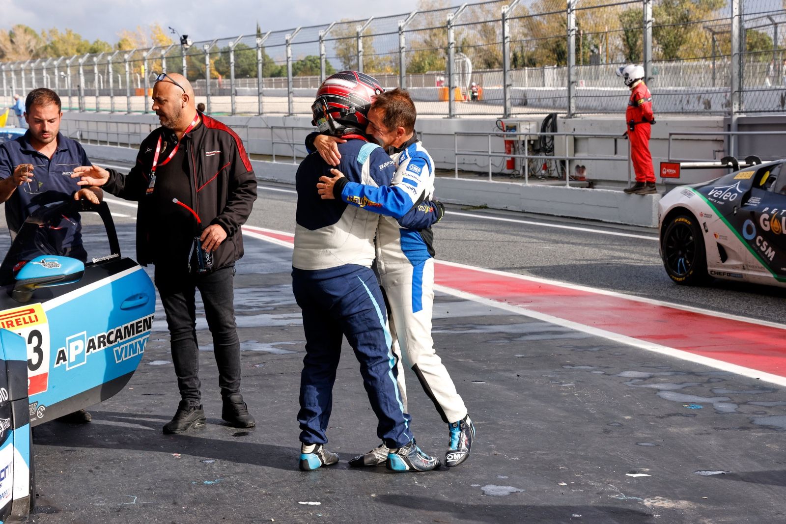 Vinyes i Font s'abraçen en acabar la cursa a Montmeló. 