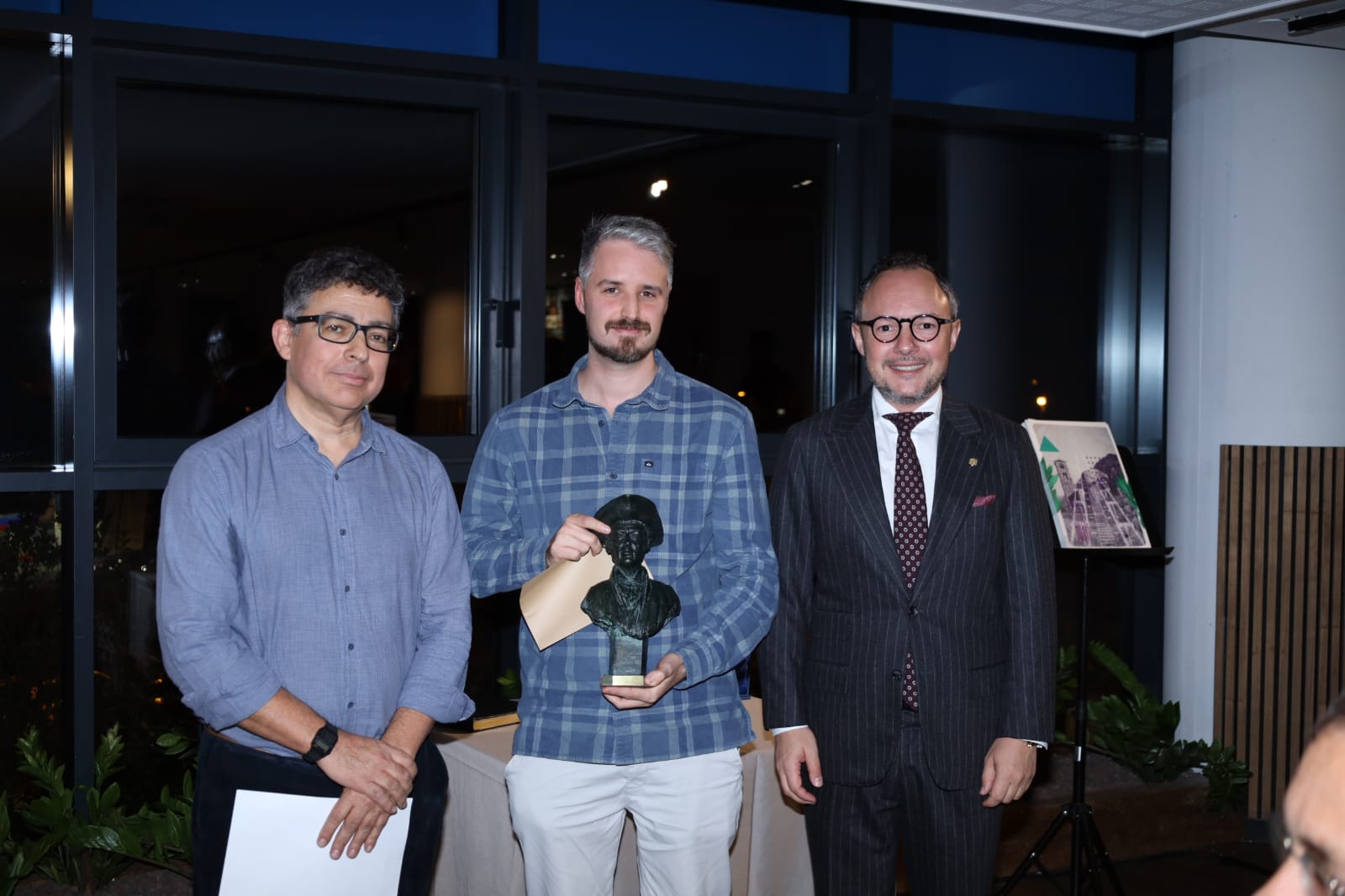 Forcada, al mig, amb el cap de Govern, Xavier Espot (dreta) i i el periodista Andrés Luengo, també premiat (esquerra).