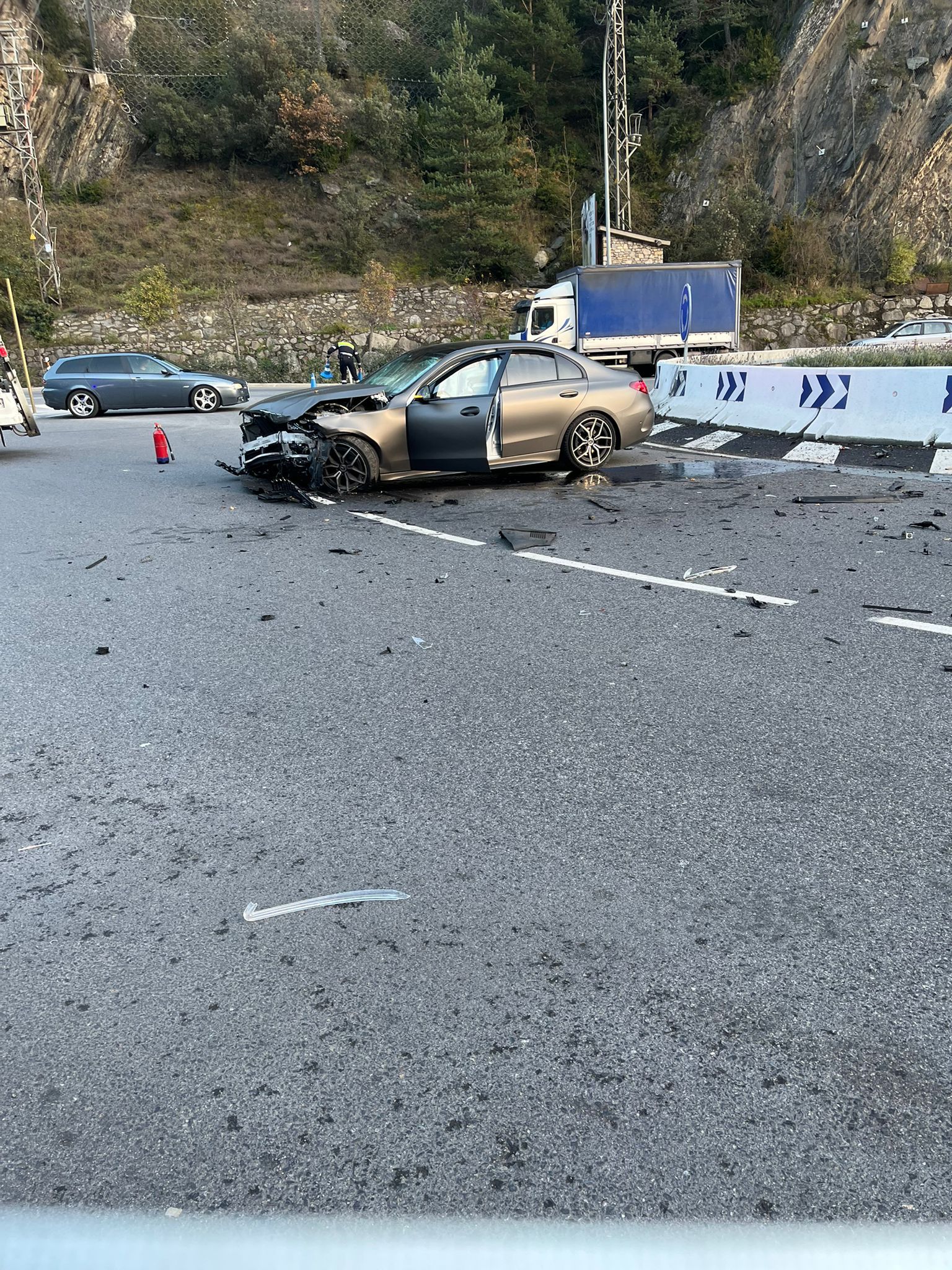 El cotxe en qüestió, minuts després de l'accident a la rotonda. 