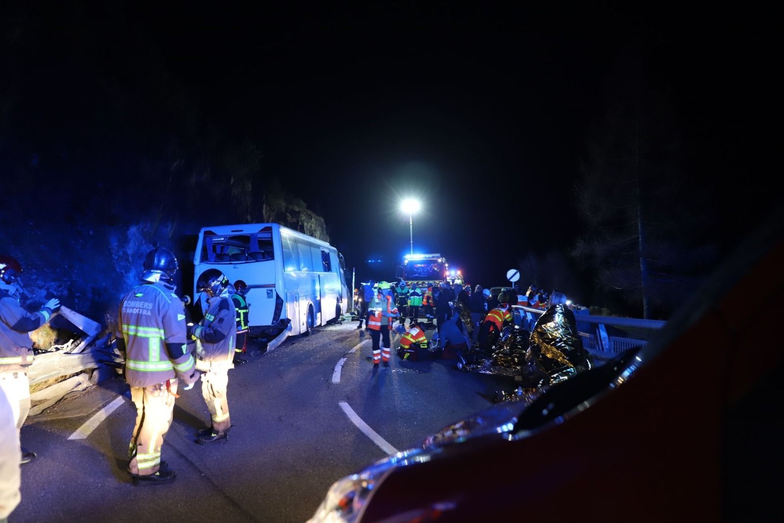 Tasques de rescat dels ferits en l'accident.