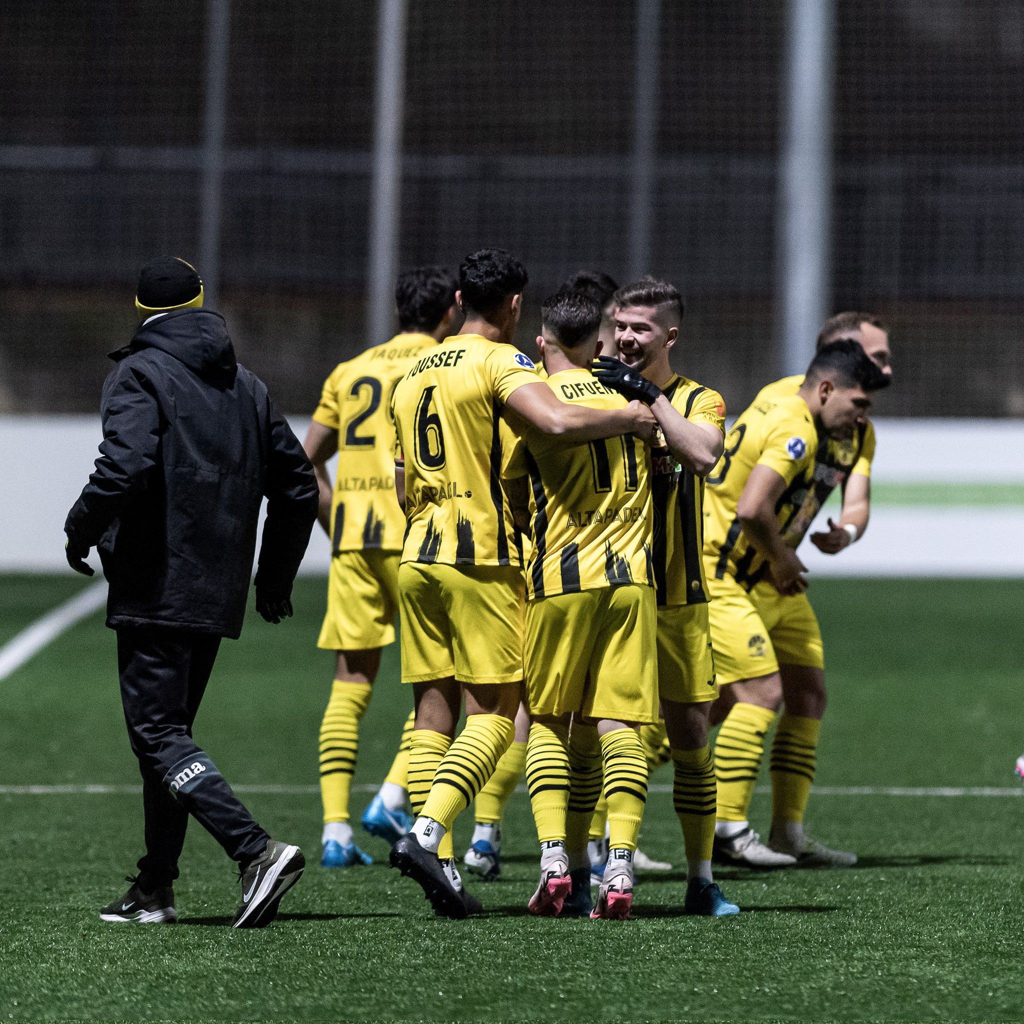 La UE Santa Coloma celebra un dels gols d'ahir al vespre.