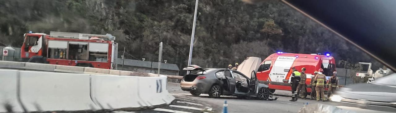 L'accident, des d'un altre punt de vista, a la rotonda de la Borda Sabaté.