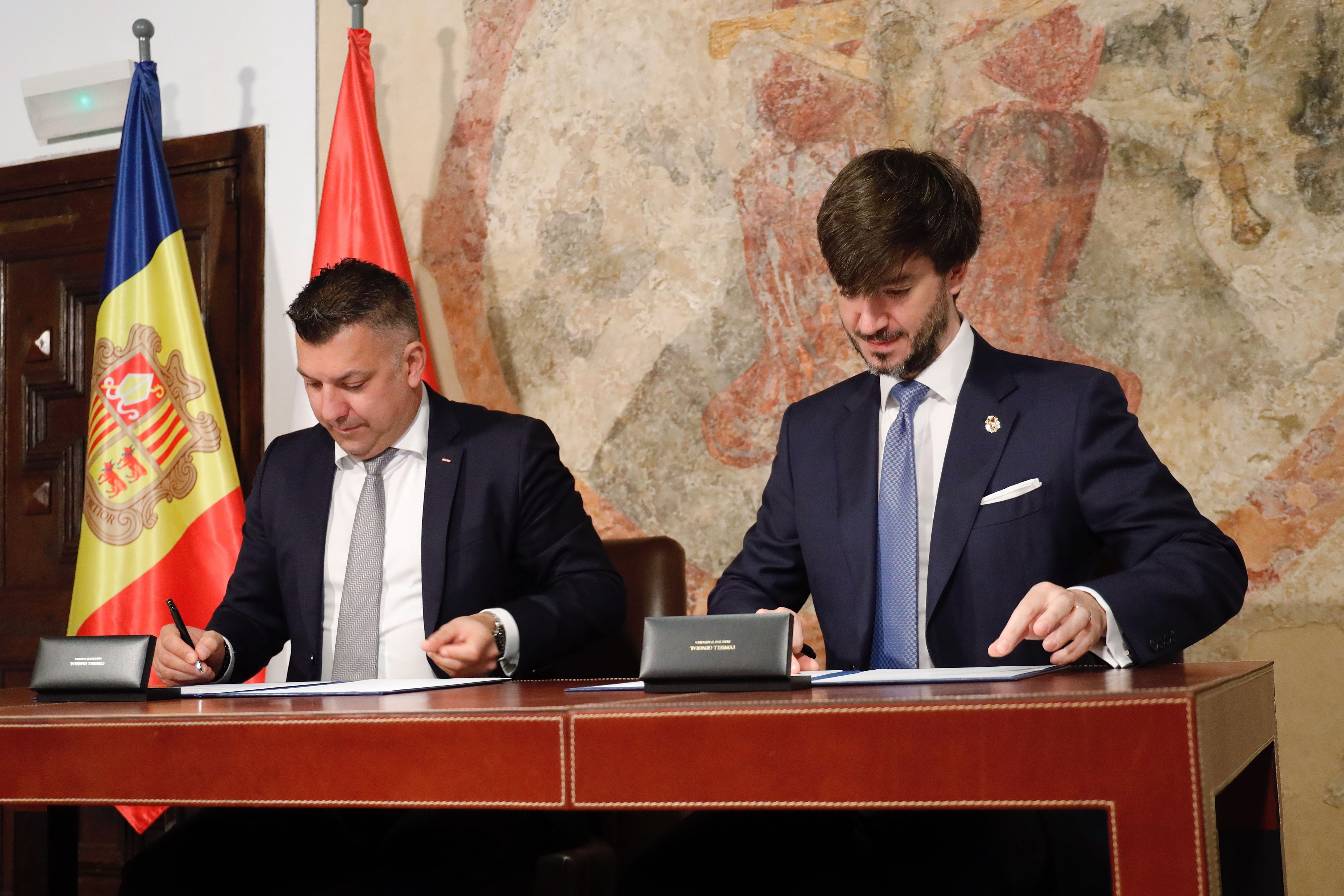 Moment de la signatura entre el síndic general, Carles Ensenyat, i el president de Conseil National, Thomas Brezzo.