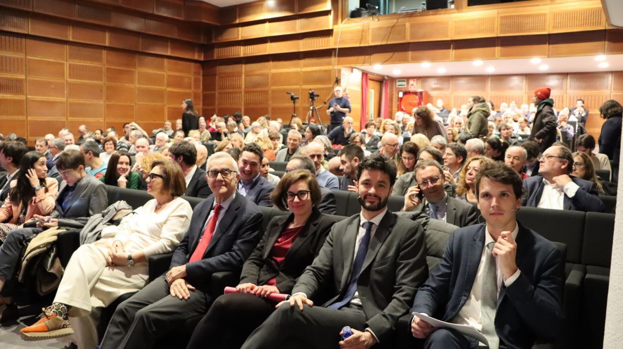 La sala ha quedat petita per acollir l'acte.