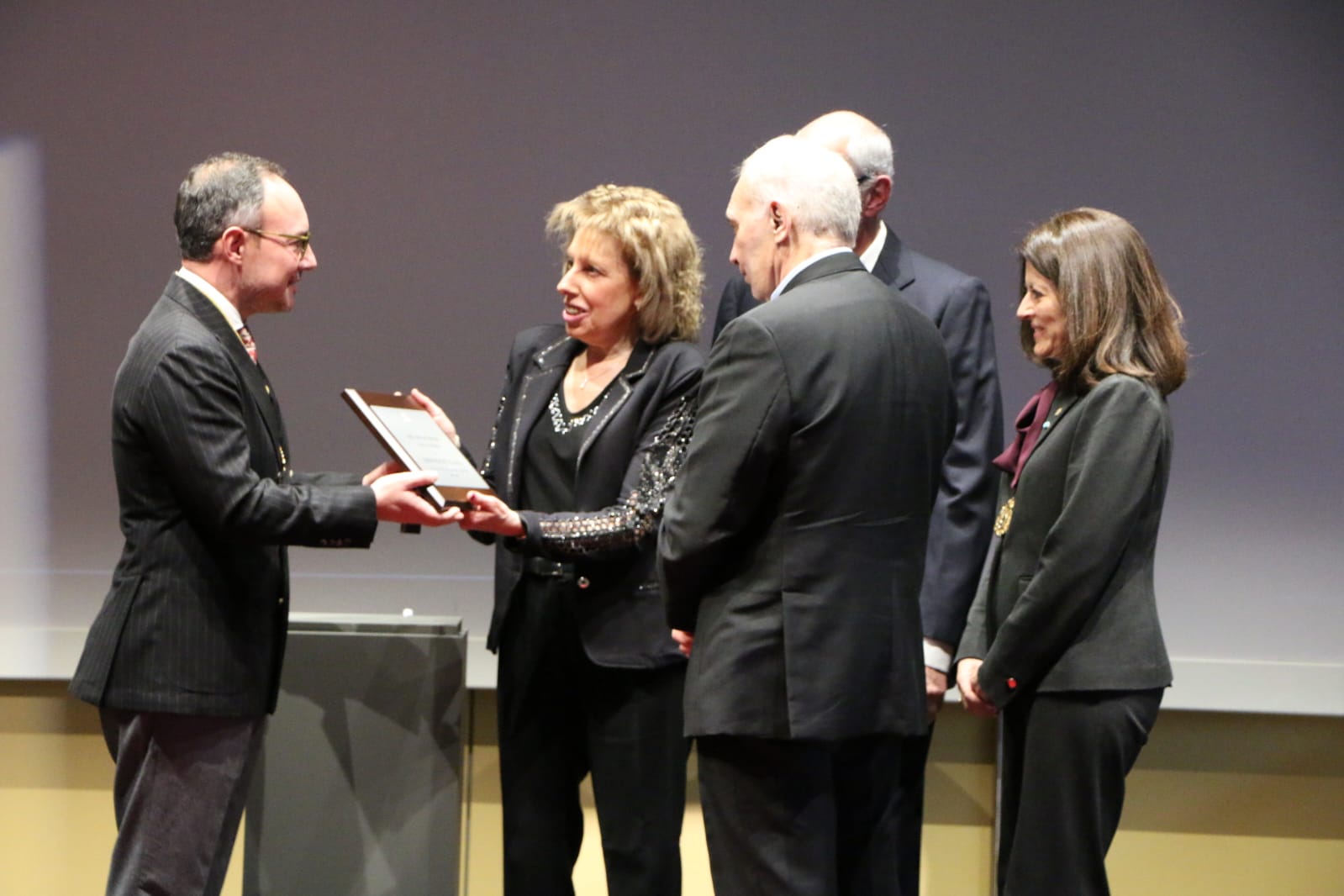 Espot fa entrega de la condecoració als fills de Josep Pintat.