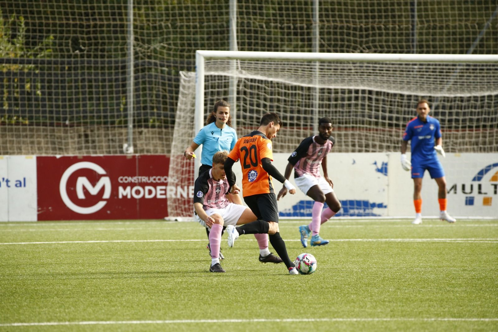 Marta San Juan xiulant un partit de la lliga de Primera Divisió.