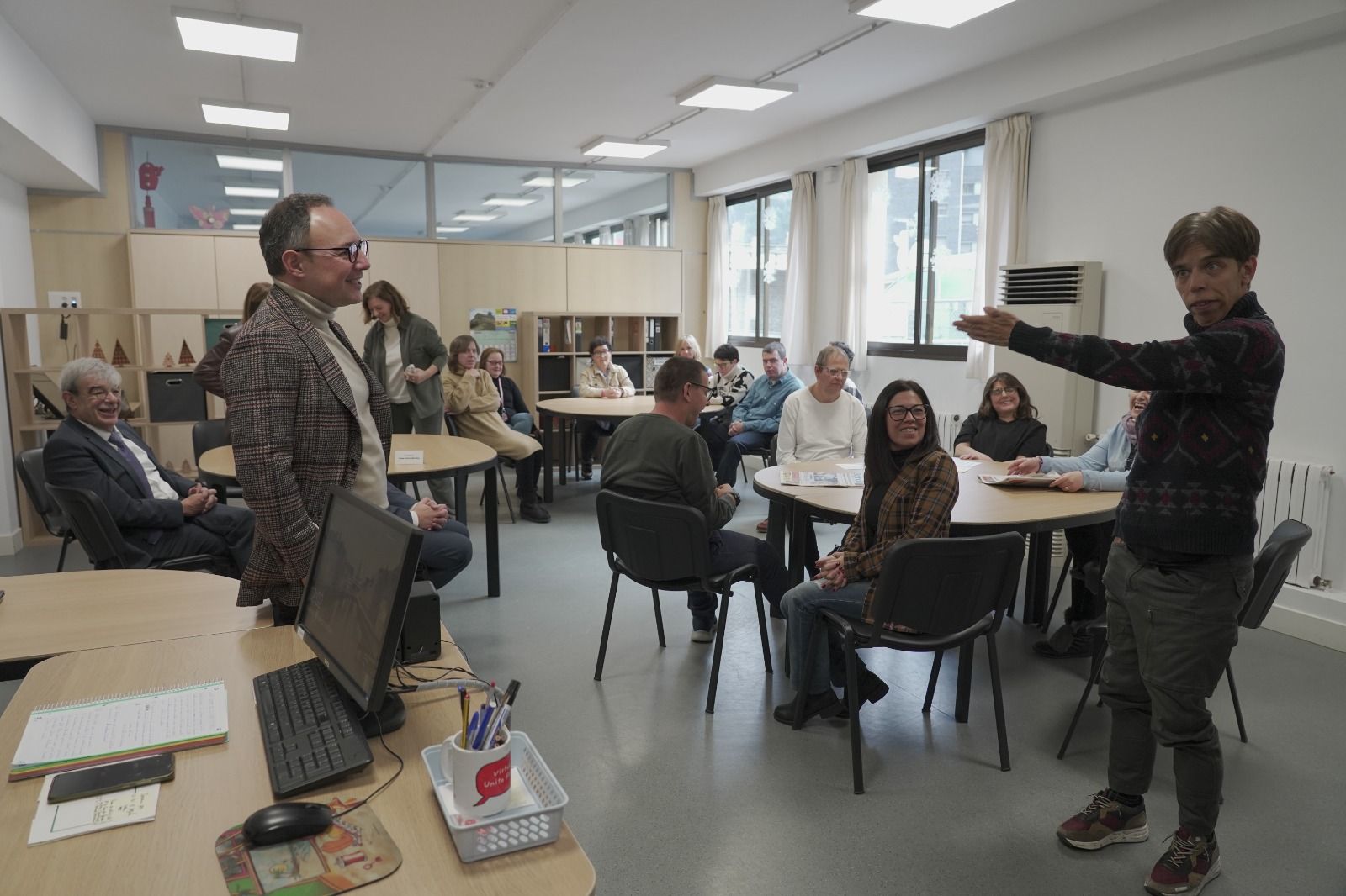 Els representants del Govern compartint una estona amb els usuaris dels tallers de la fundació.