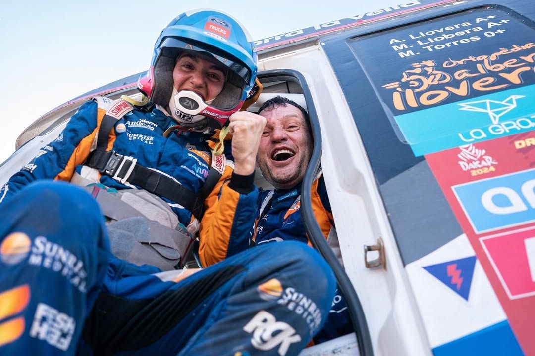 Llobera, en acabar l'últim Dakar amb el seu tiet i company d'equip.