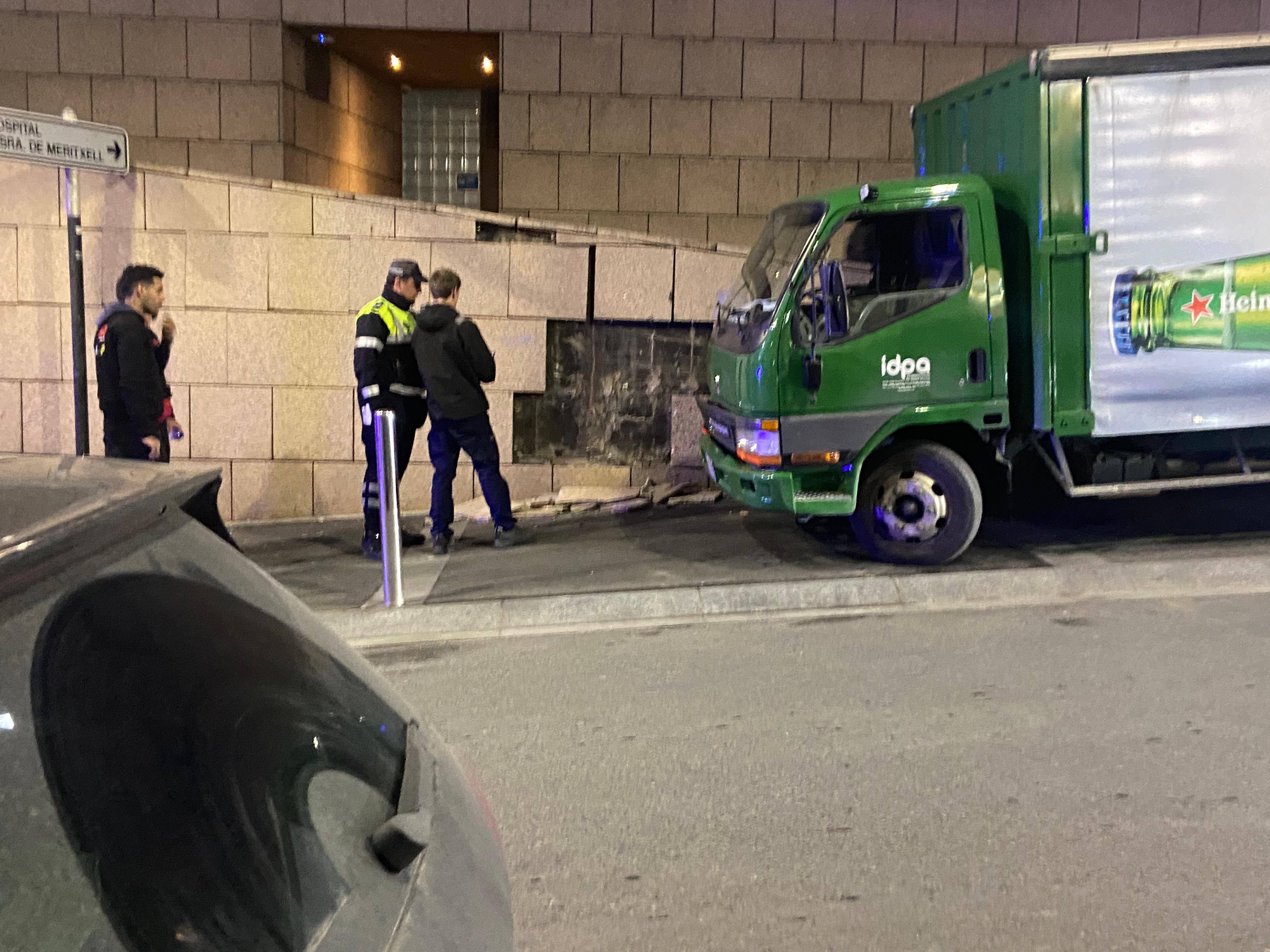 Així ha quedat la zona del mur on el vehicle ha acabat xocant. 