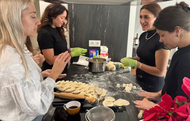 Preparació de plat típic ucraïnès vareniki.