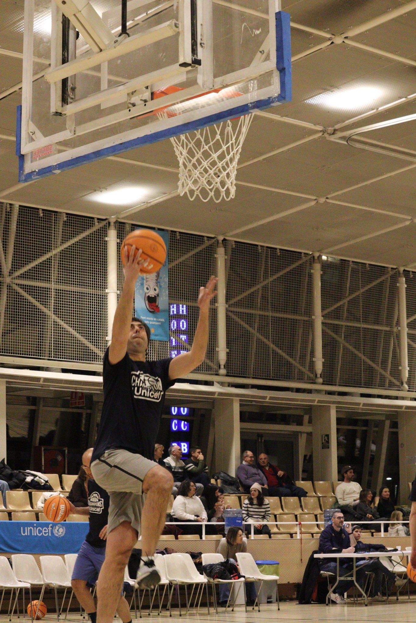 El cònsol major d'Andorra la Vella, Sergi González, entrant a cistella. El cònsol major d'Andorra la Vella, Sergi González, entrant a cistella.