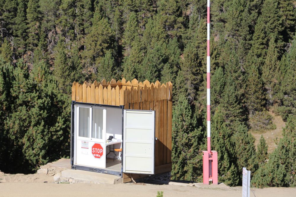 La caseta de control d'accés a la zona de Claror.