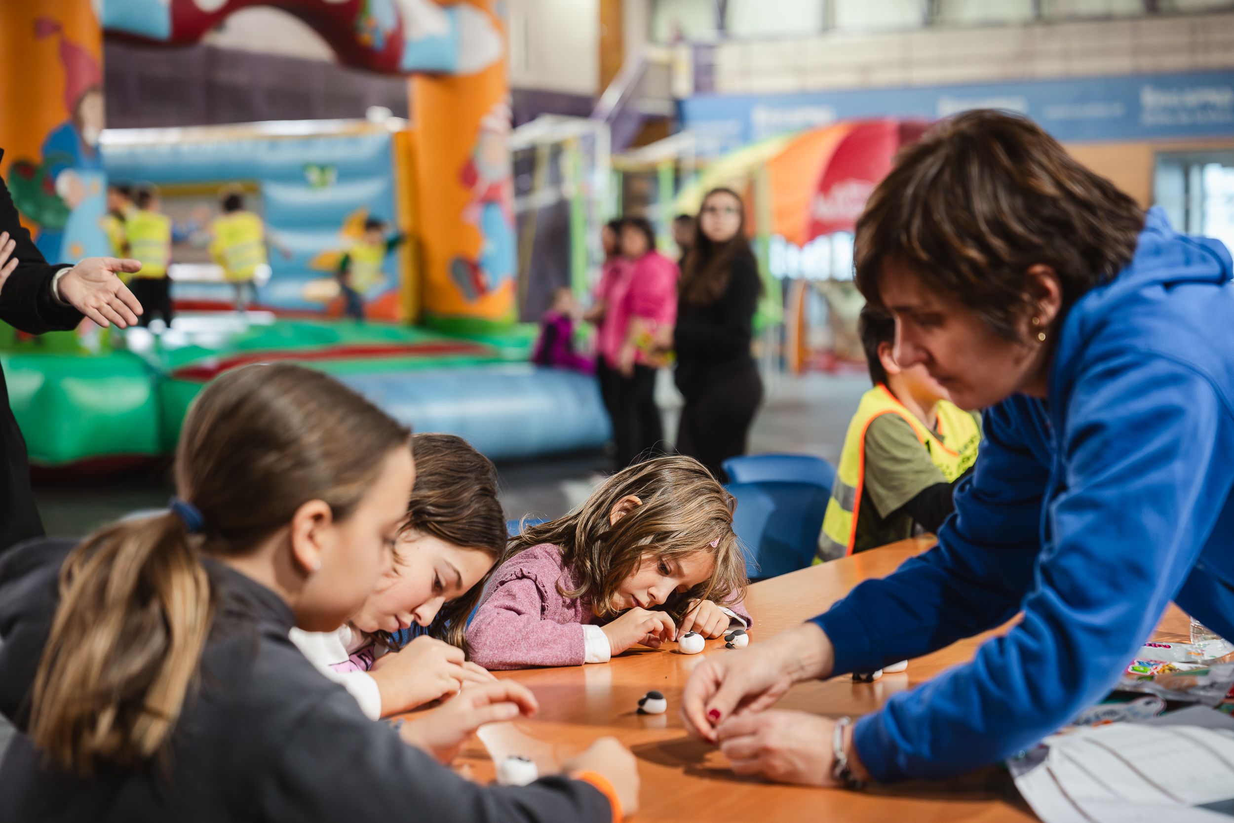 Activitats per als més petits al Saló del Pas de la Casa. 