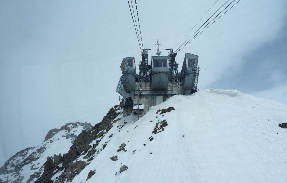 Estació superior Skiway Monte Bianco a  menys de 100 metres de la frontera amb França