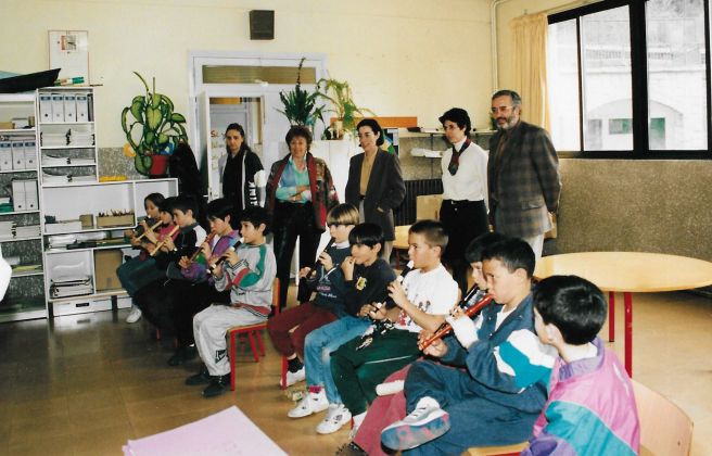 Visita del cap de Govern, Marc Forné, a una classe de l'Escola andorrana de Sant Julià, el 1995.