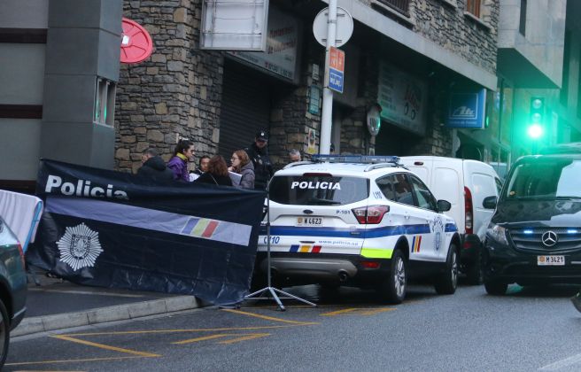 Autoritats judicials i policials al lloc dels fets una vegada retirat el cadàver.