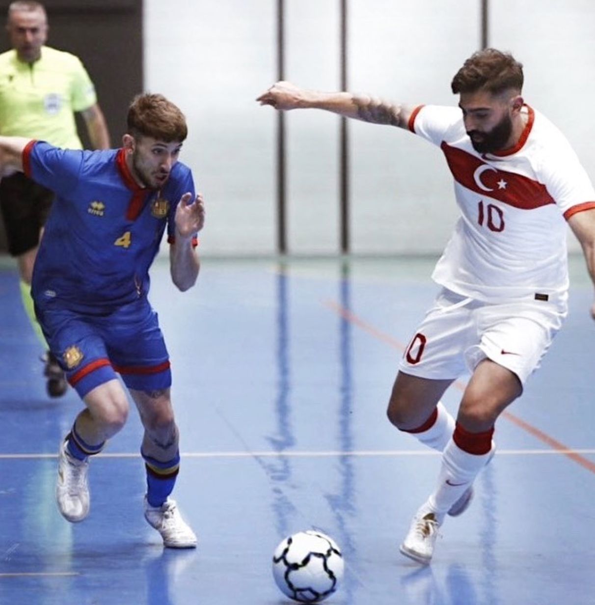 Adrià Blat, en un compromís internacional davant la selecció de Turquia.