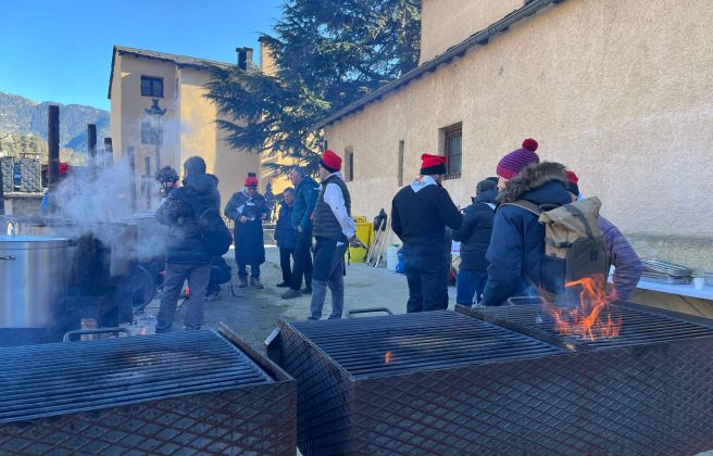 La Confraria de Sant Antoni preparant l'escudella.