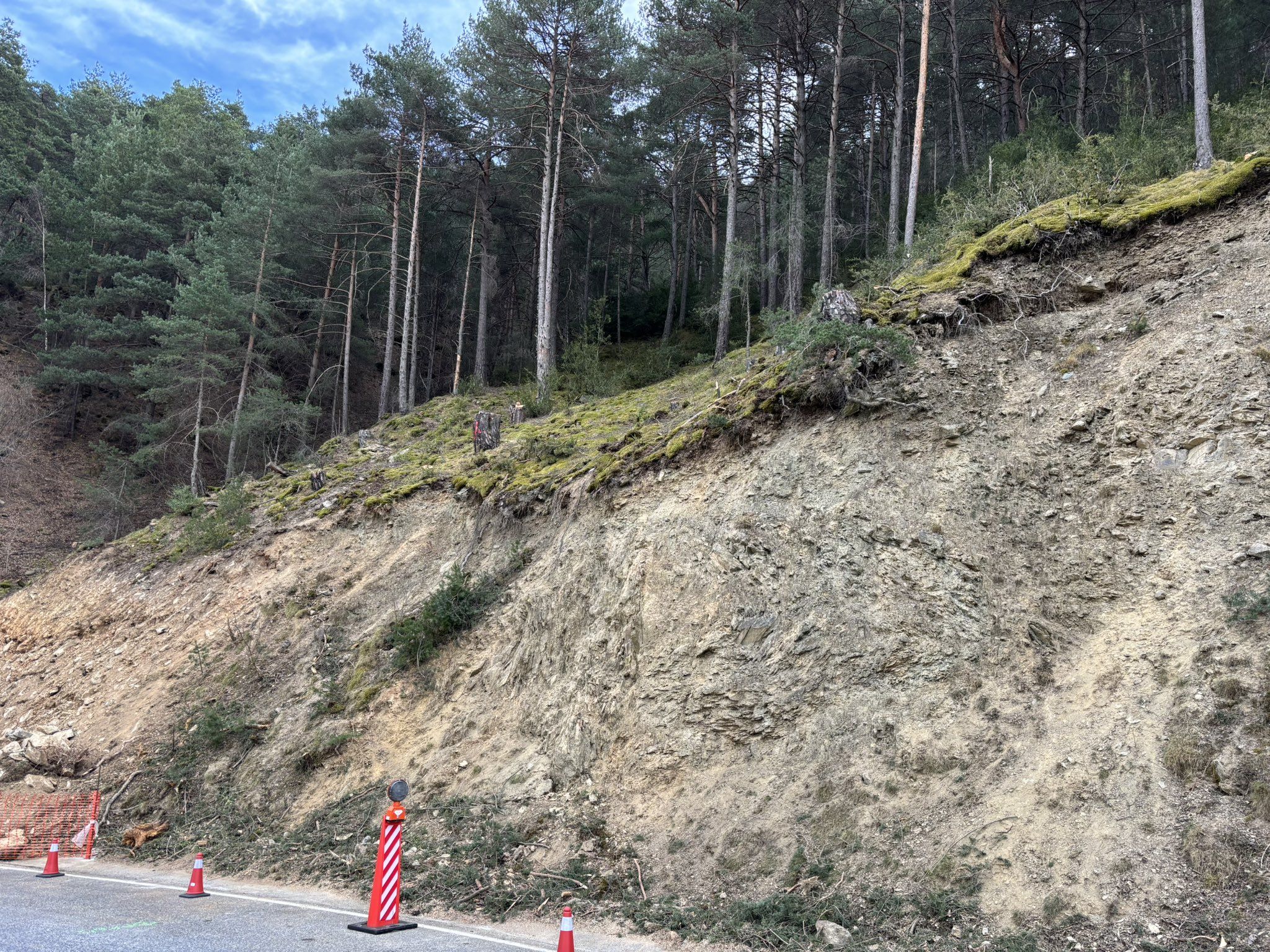 La carretera que passa per la zona de la Canal de Comabella s'ampliarà en els pròxims dies. 