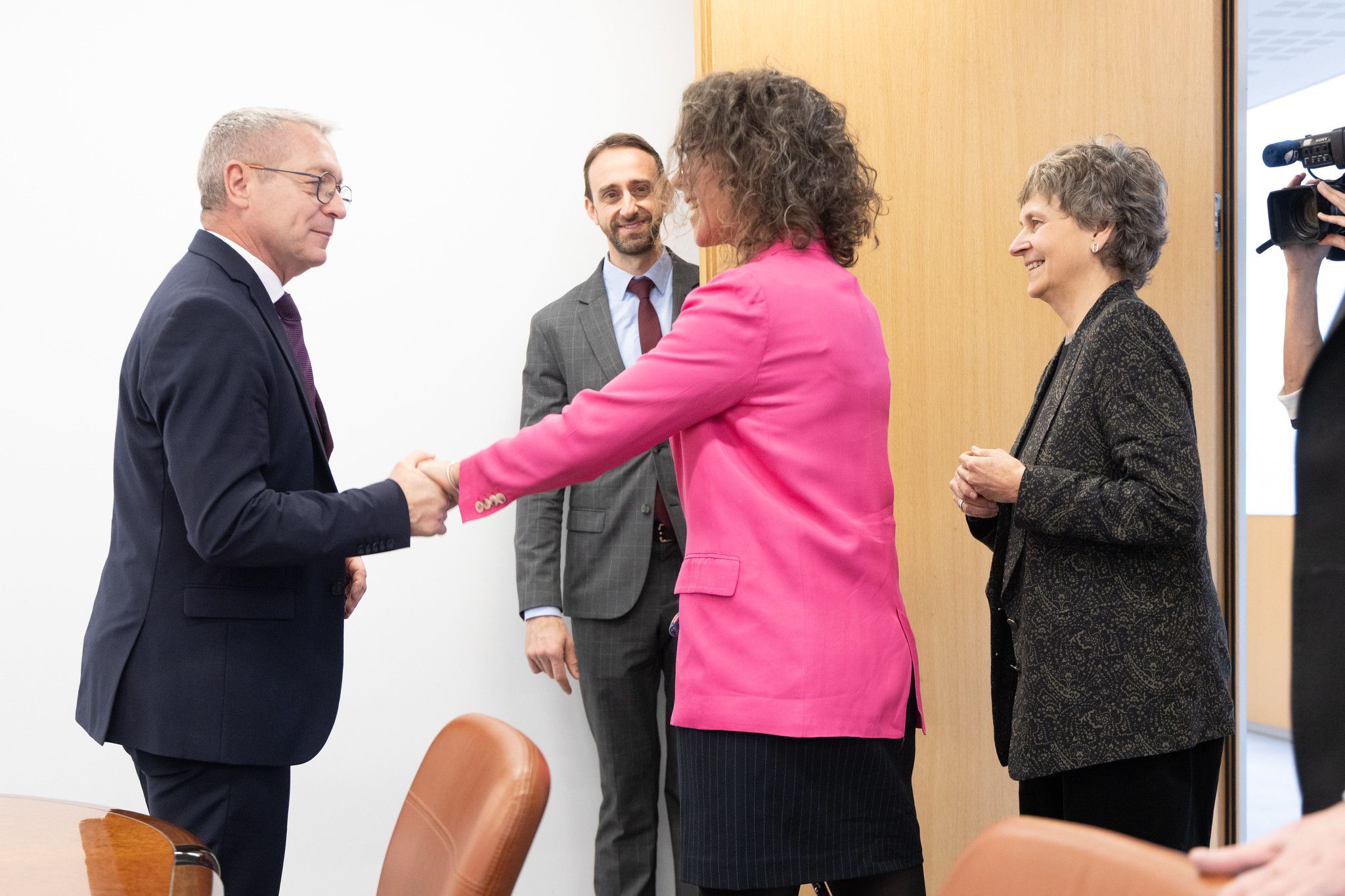 Judith Casal, del PS, saluda Faure, acompanyada de Susanna Vela.