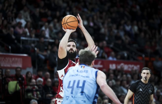 Bojan Dubljevic, un dels jugadors més importants del Saragossa, llança a cistella.