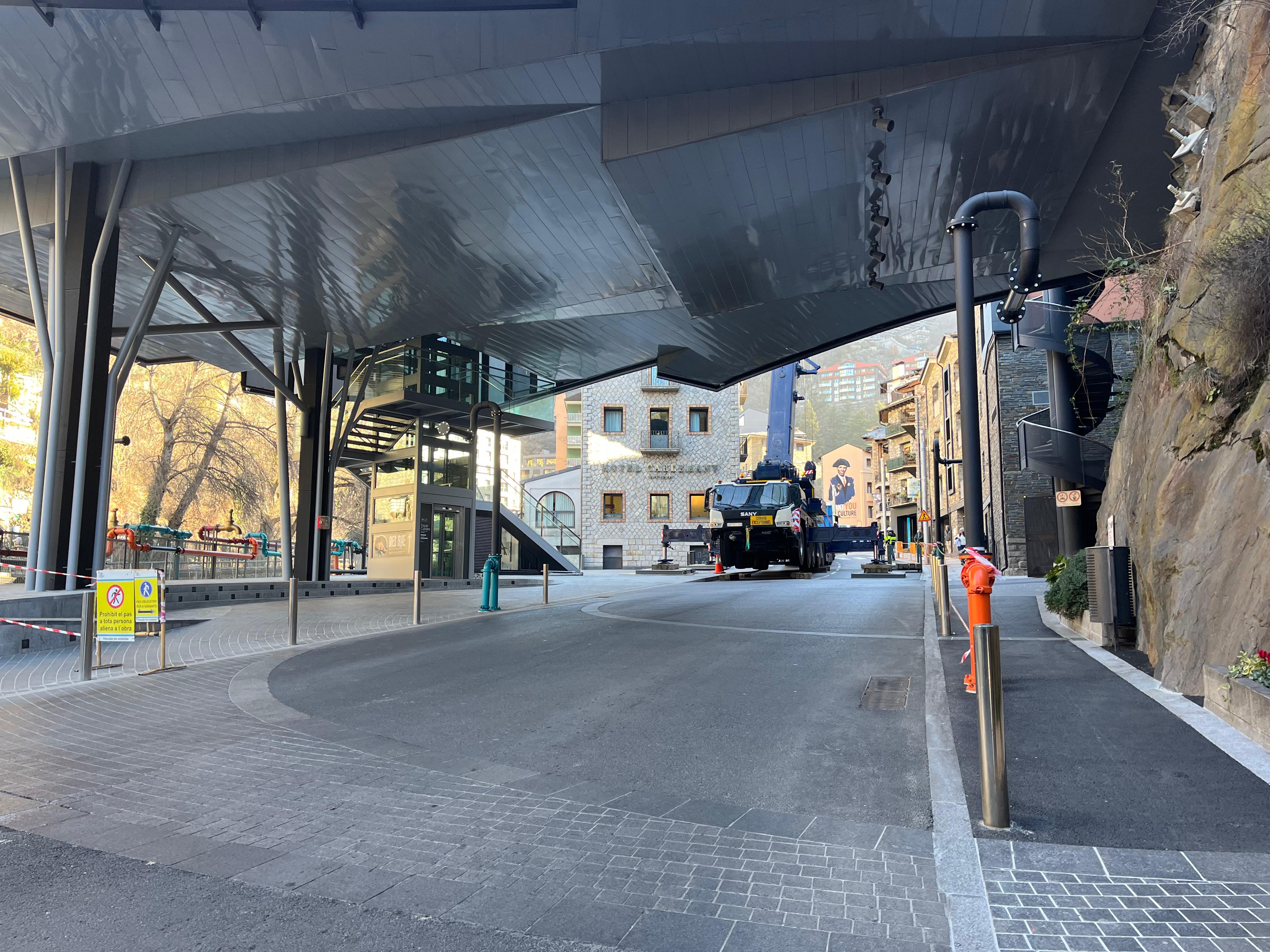 La grua s'està instal·lant a l'avinguda Pont de la Tosca. La grua s'està instal·lant a l'avinguda Pont de la Tosca.