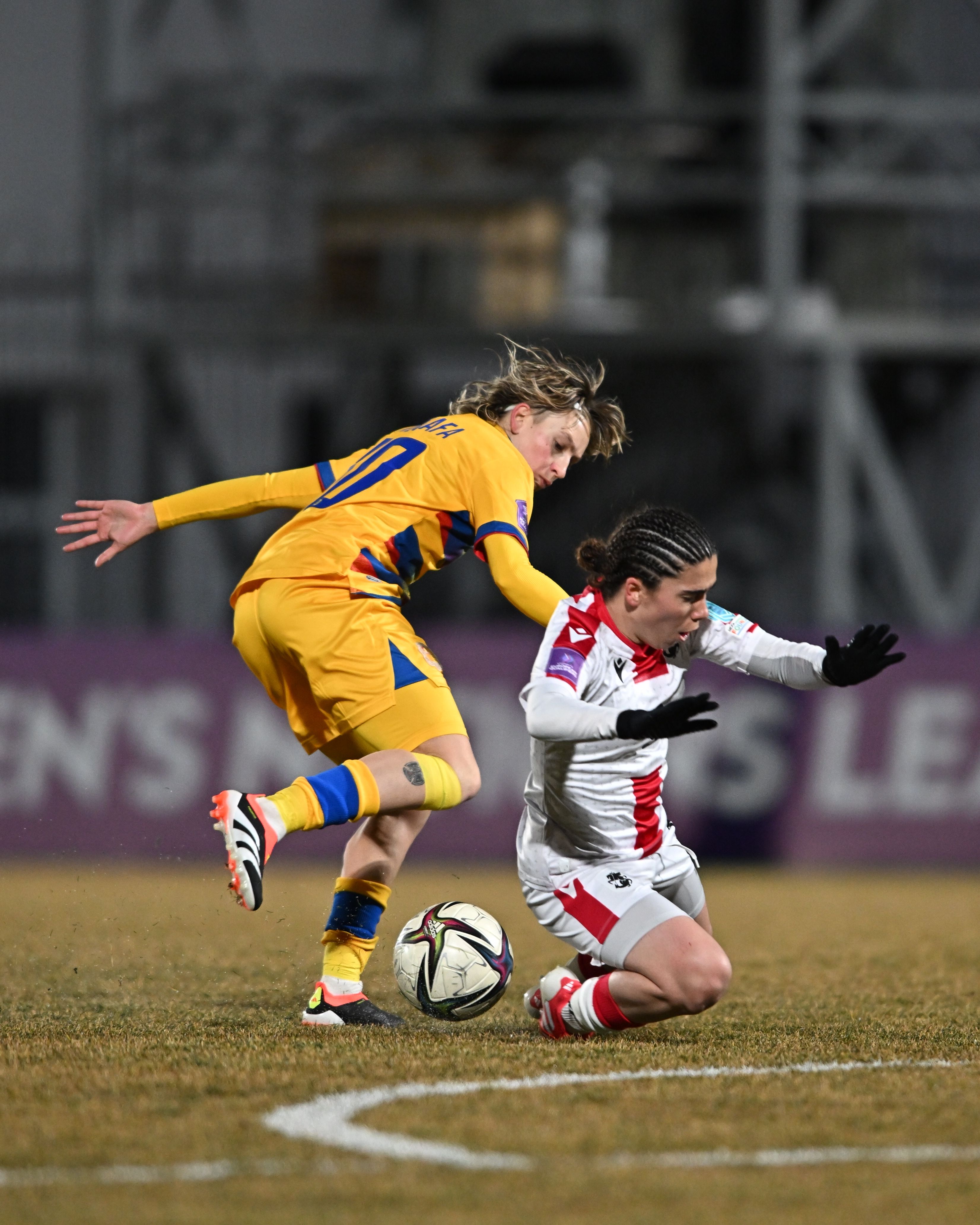 Maria Ruzafa, lluitant per la pilota en una acció del partit. Maria Ruzafa, lluitant per la pilota en una acció del partit.
