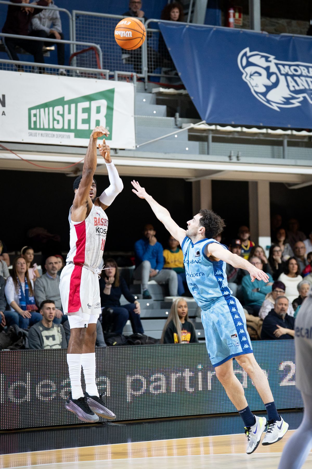 Kuric, defensant un dels llançaments del Baskonia. Kuric, defensant un dels llançaments del Baskonia.