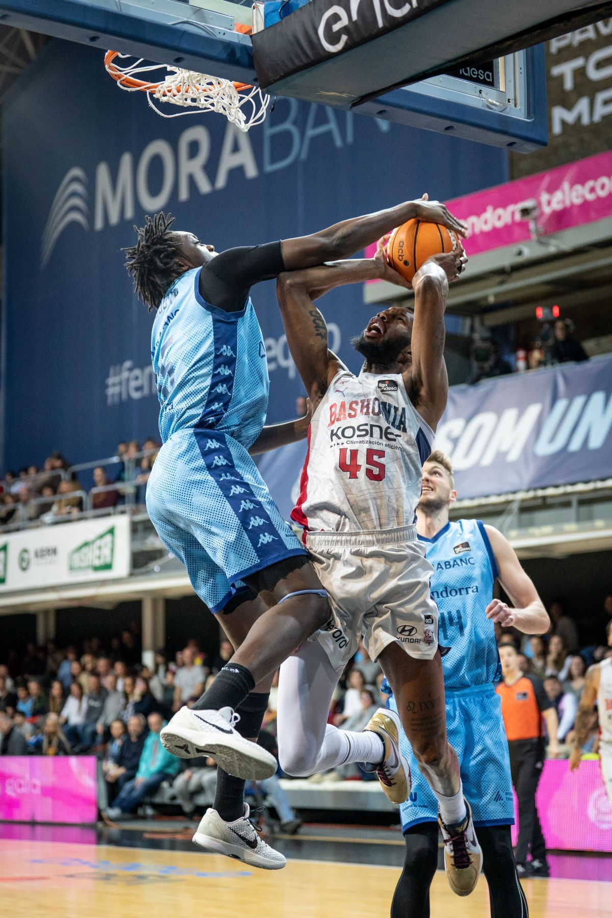 Doumbouya, mostrant la seva imponència sota cistella. Doumbouya, mostrant la seva imponència sota cistella.
