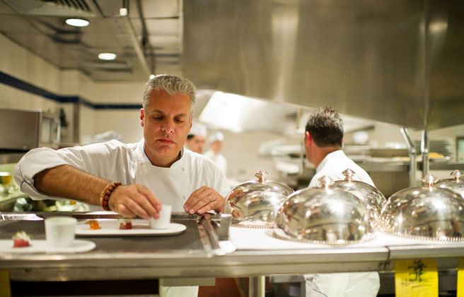 El xef Éric Ripert treballant a la cuina. El xef Éric Ripert treballant a la cuina.