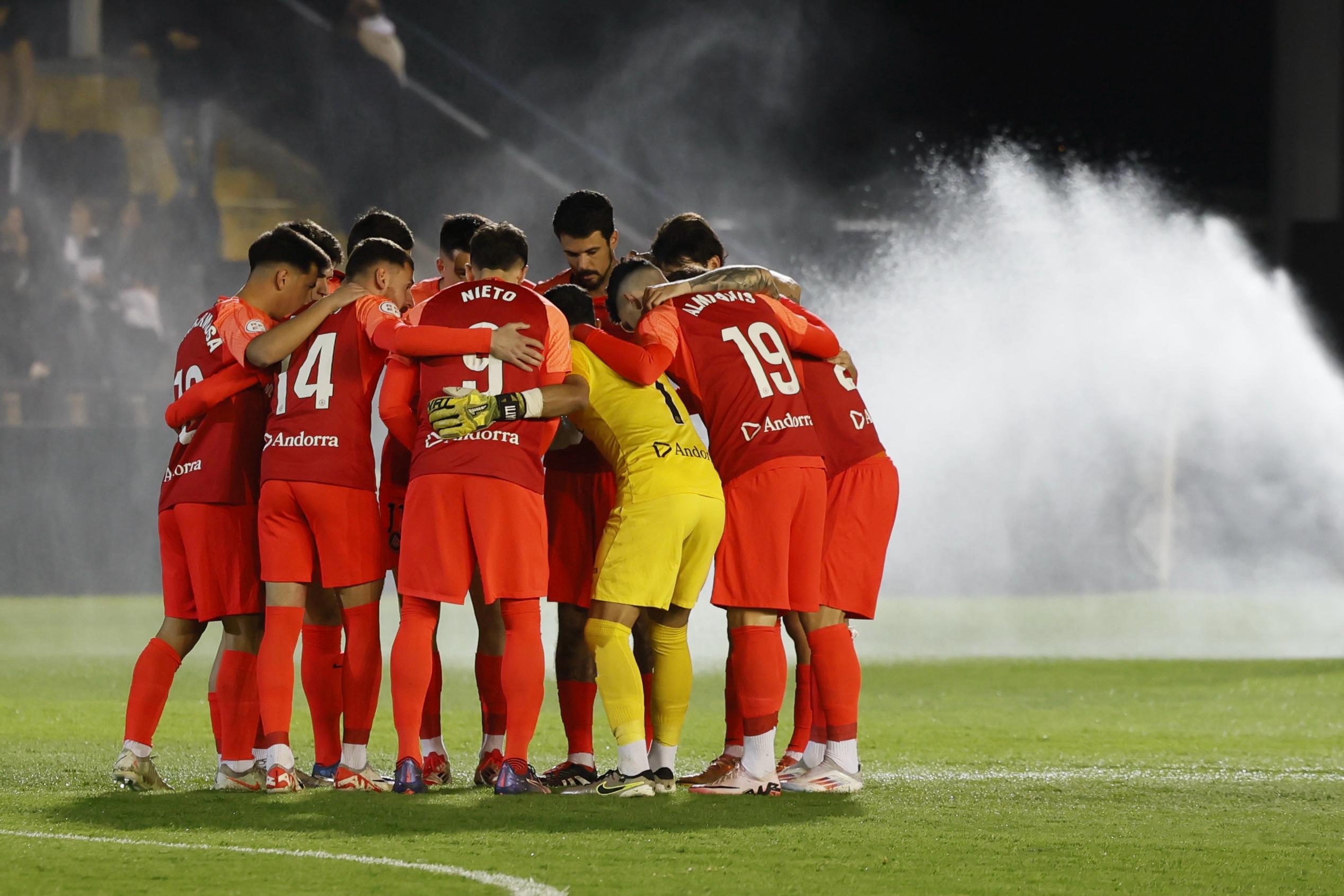 El conjunt tricolor, conjurant-se davant el fred de la localitat d'Irun. El conjunt tricolor, conjurant-se davant el fred de la localitat d'Irun.