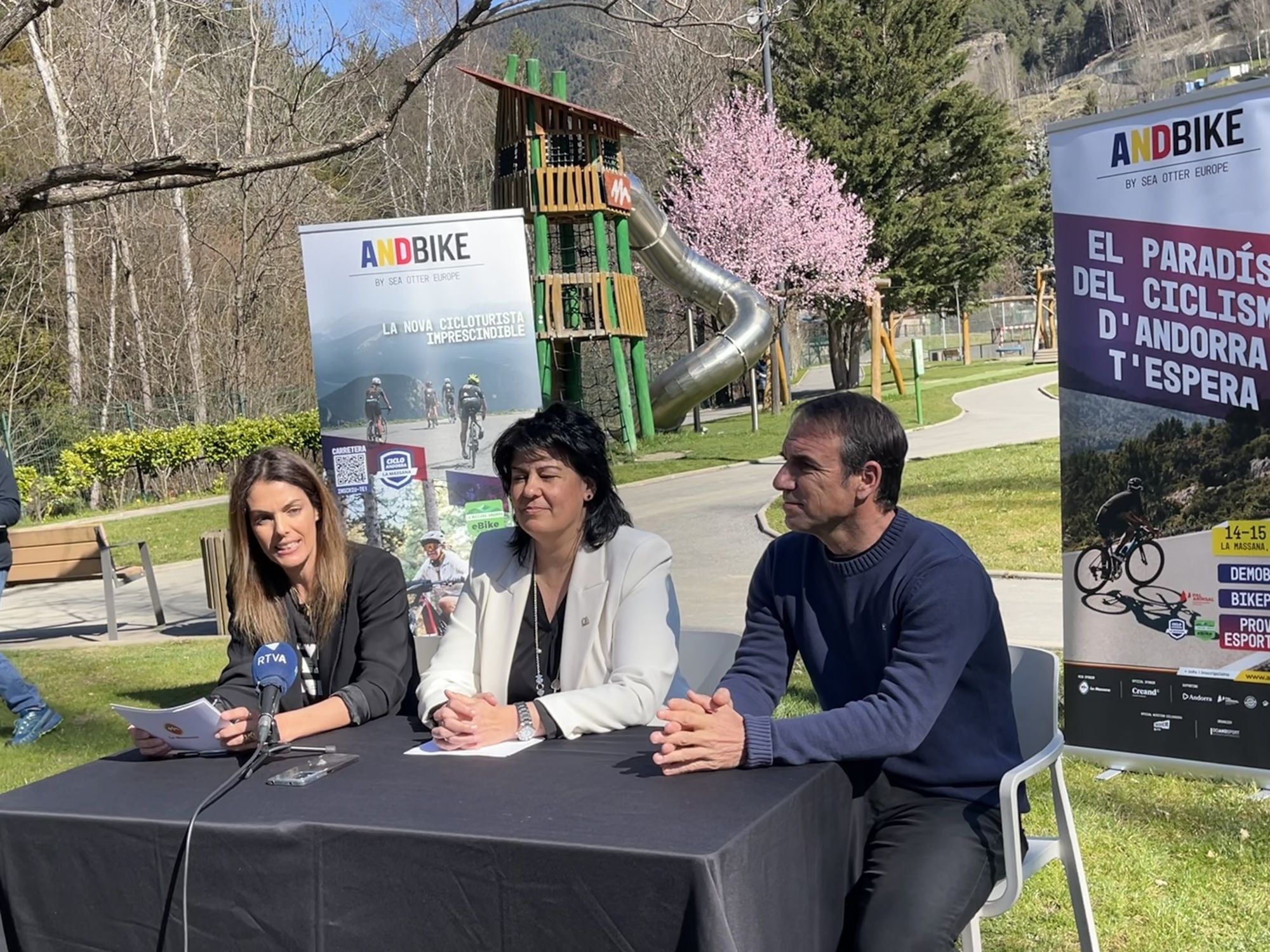 La cònsol de la Massana, Eva Sansa, acompanyada de la consellera de Turisme, Mònica Solé, i del CEO d'Ocisport, Albert Balcells. La cònsol de la Massana, Eva Sansa, acompanyada de la consellera de Turisme, Mònica Solé, i del CEO d'Ocisport, Albert Balcells.