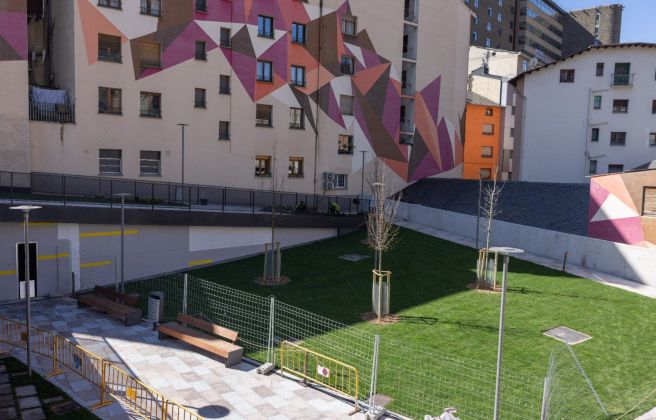 Zona verda de la plaça de l'Església. Zona verda de la plaça de l'Església.