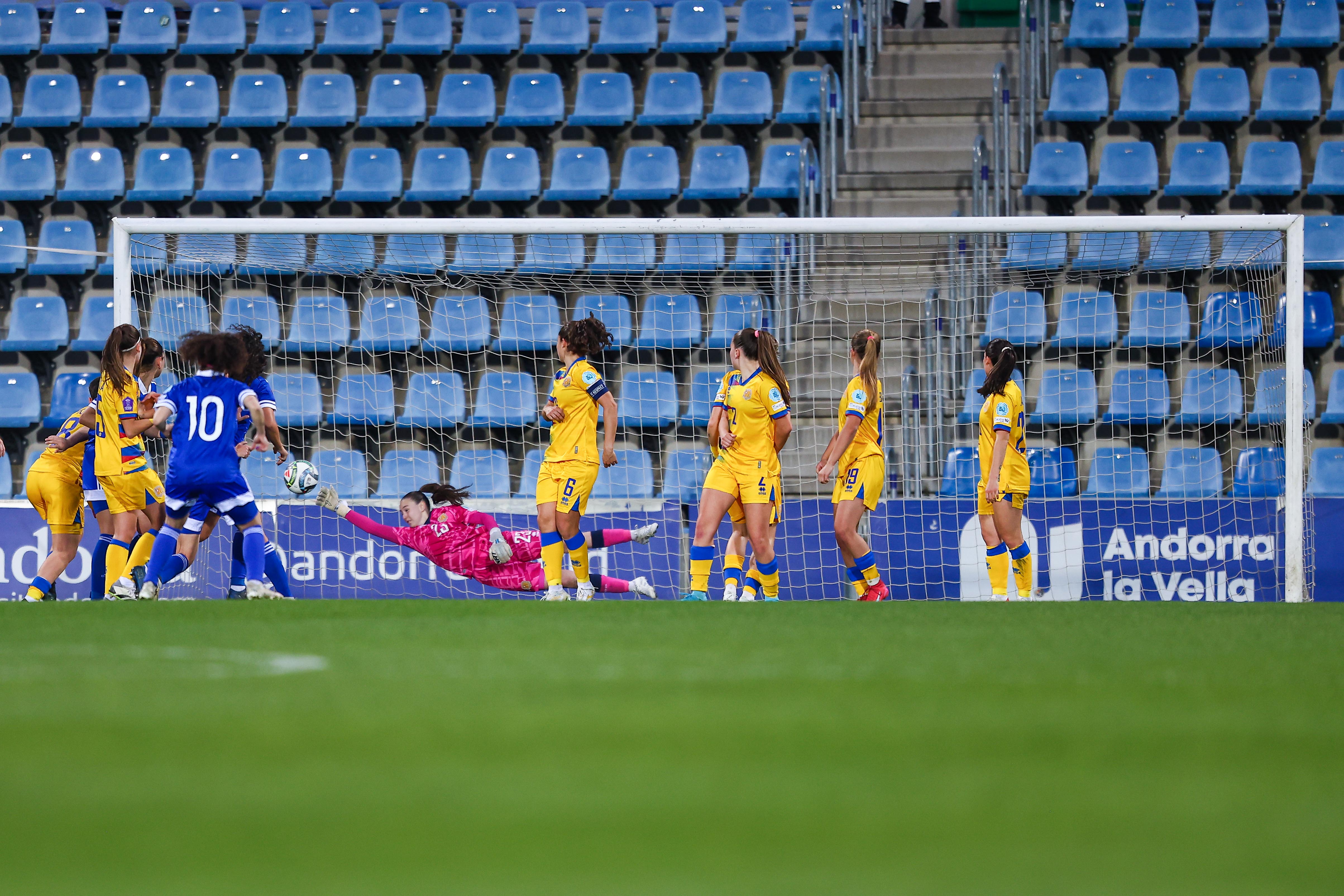 Xipre s'ha avançat amb un gol de falta d'Aristodimou. Xipre s'ha avançat amb un gol de falta d'Aristodimou.