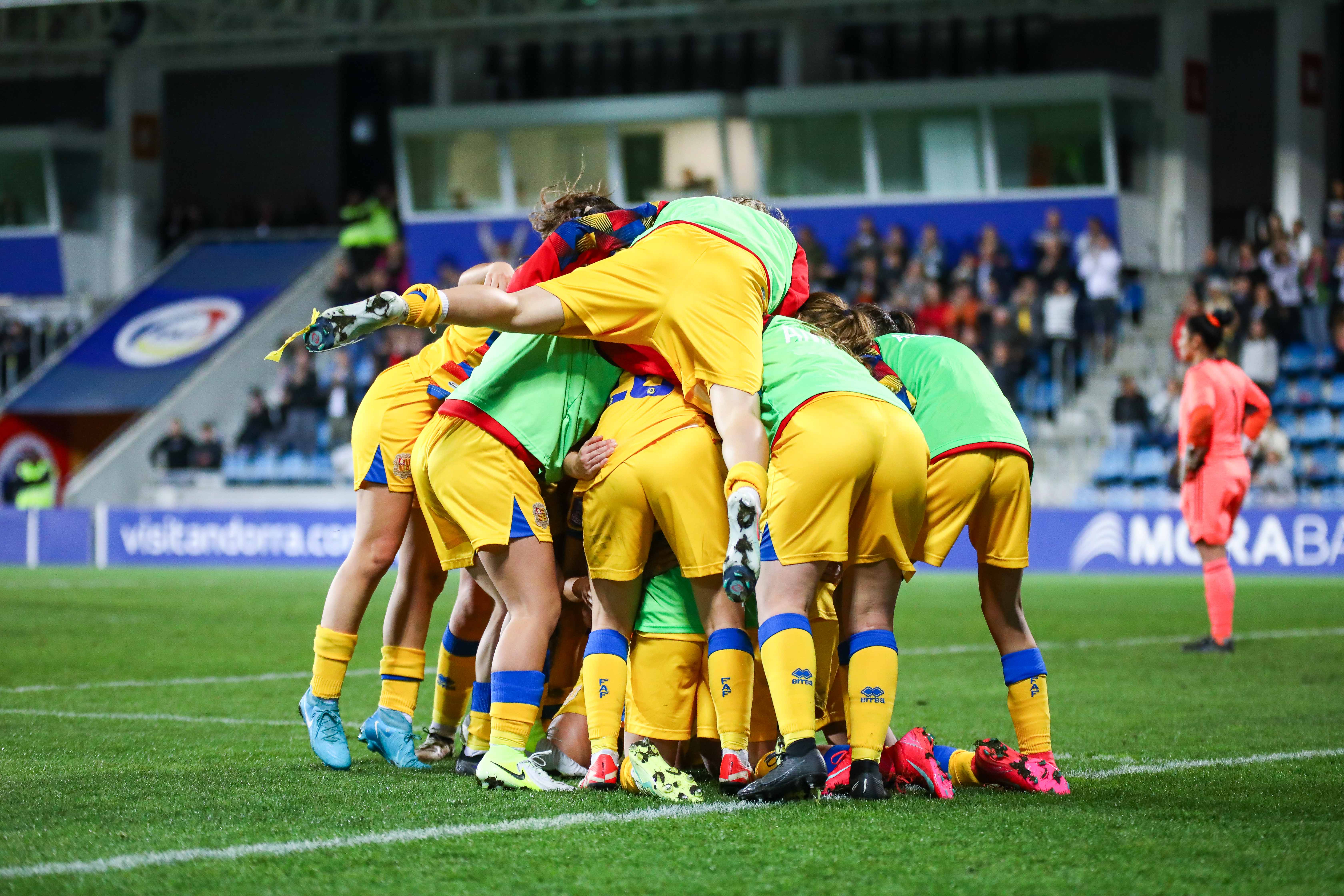 El gol de la victòria ha fet embogir a totes les jugadores de la selecció. El gol de la victòria ha fet embogir a totes les jugadores de la selecció.
