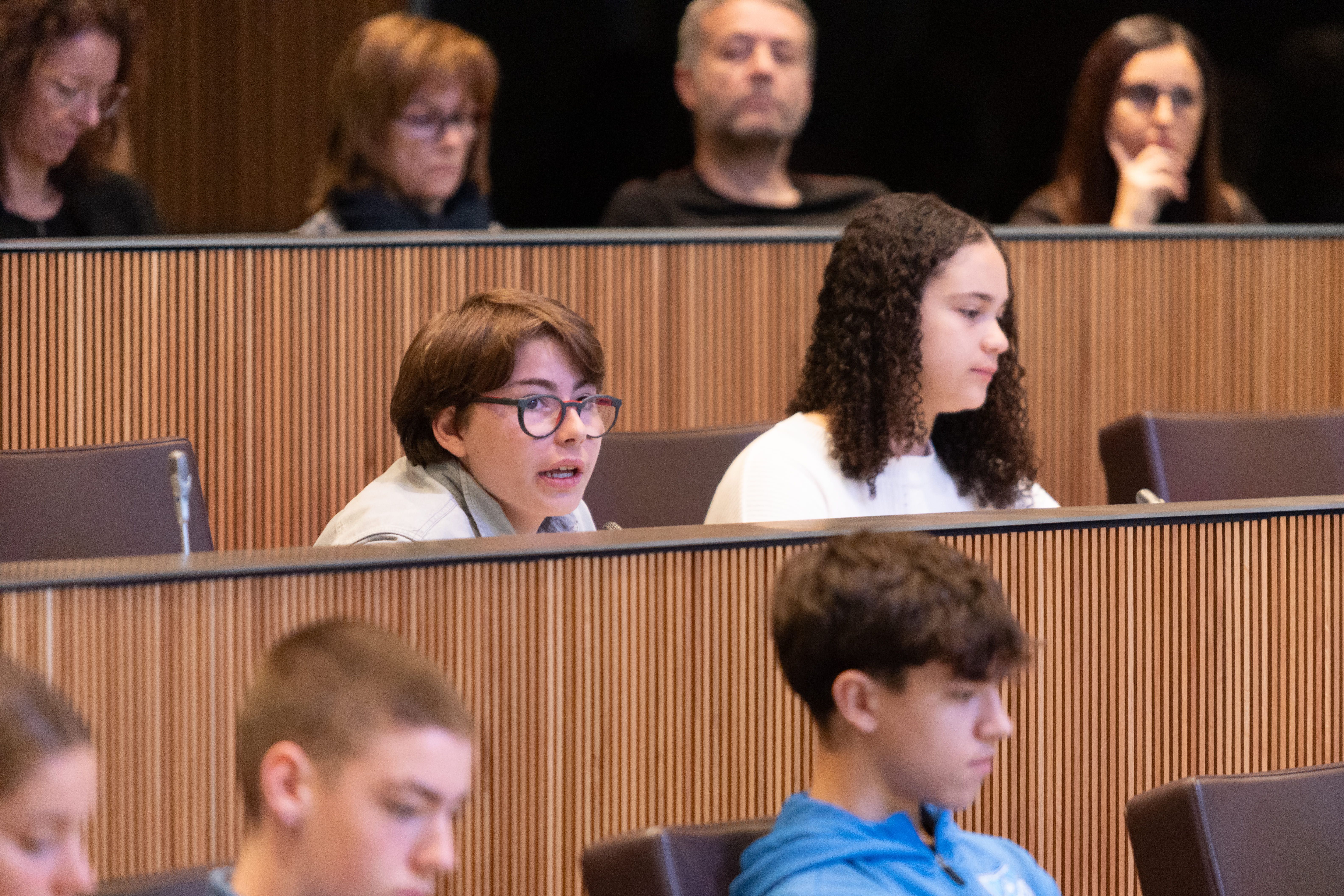 Unjove durant el seu torn d'intervenció. Unjove durant el seu torn d'intervenció.