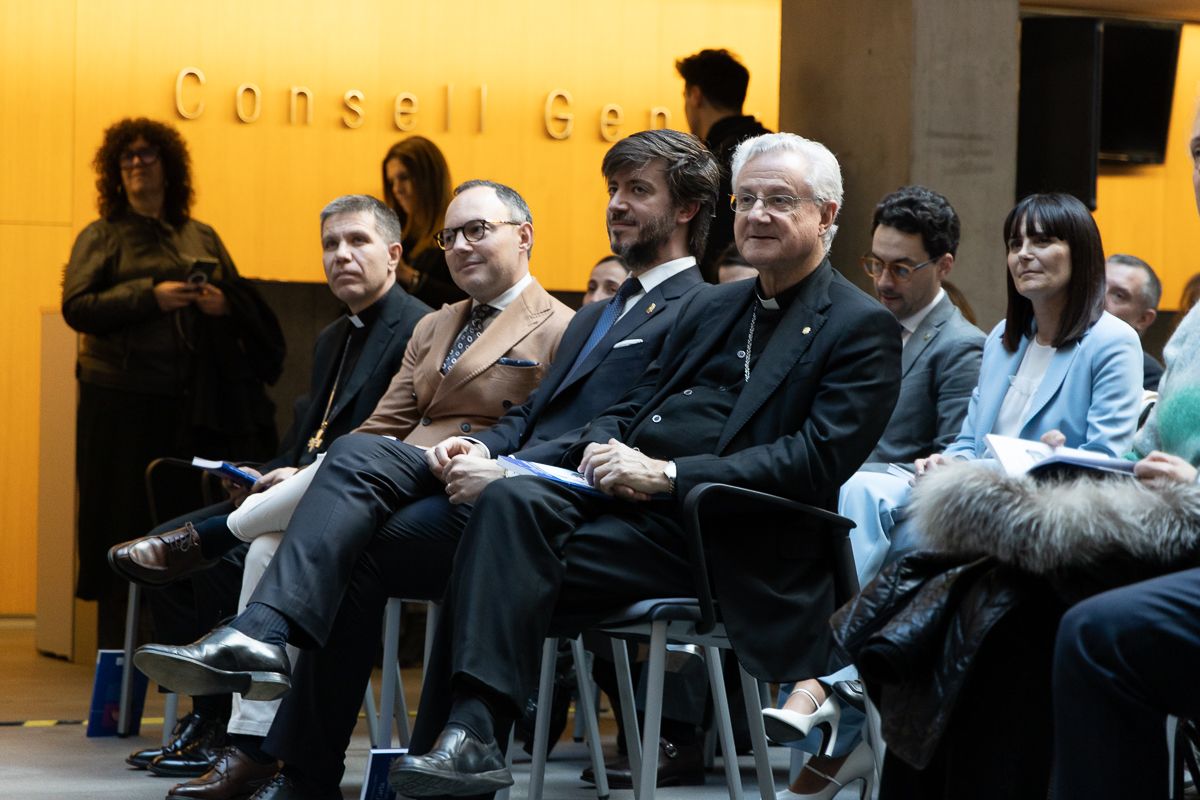El bisbe coadjutor, Josep-Lluís Serrano Pentinat; el cap de Govern, Xavier Espot; el síndic general, Carles Ensenyat, i el copríncep episcopal, Joan-Enric Vives, durant la presentació. El bisbe coadjutor, Josep-Lluís Serrano Pentinat; el cap de Govern, Xavier Espot; el síndic general, Carles Ensenyat, i el copríncep episcopal, Joan-Enric Vives, durant la presentació.